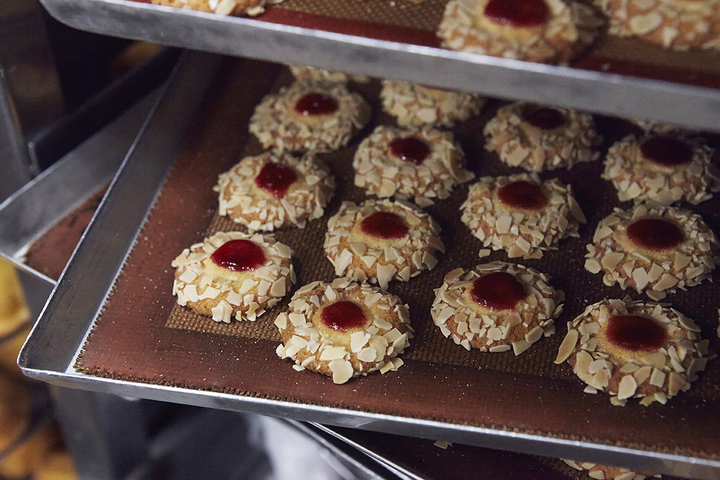 焼きあがったばかりのクッキー「ミロワール」。