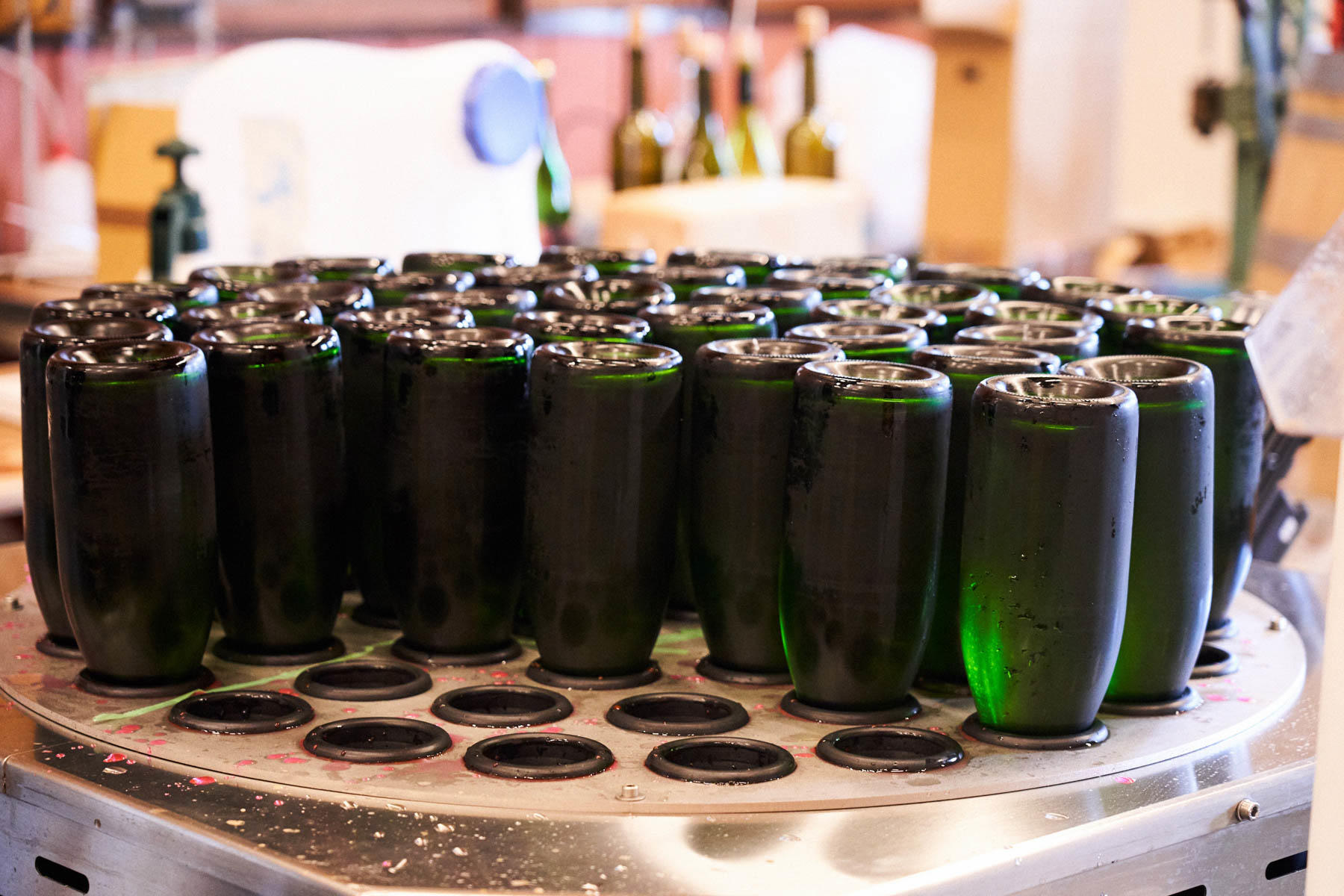 スパークリングワインのオリを抜く作業中。