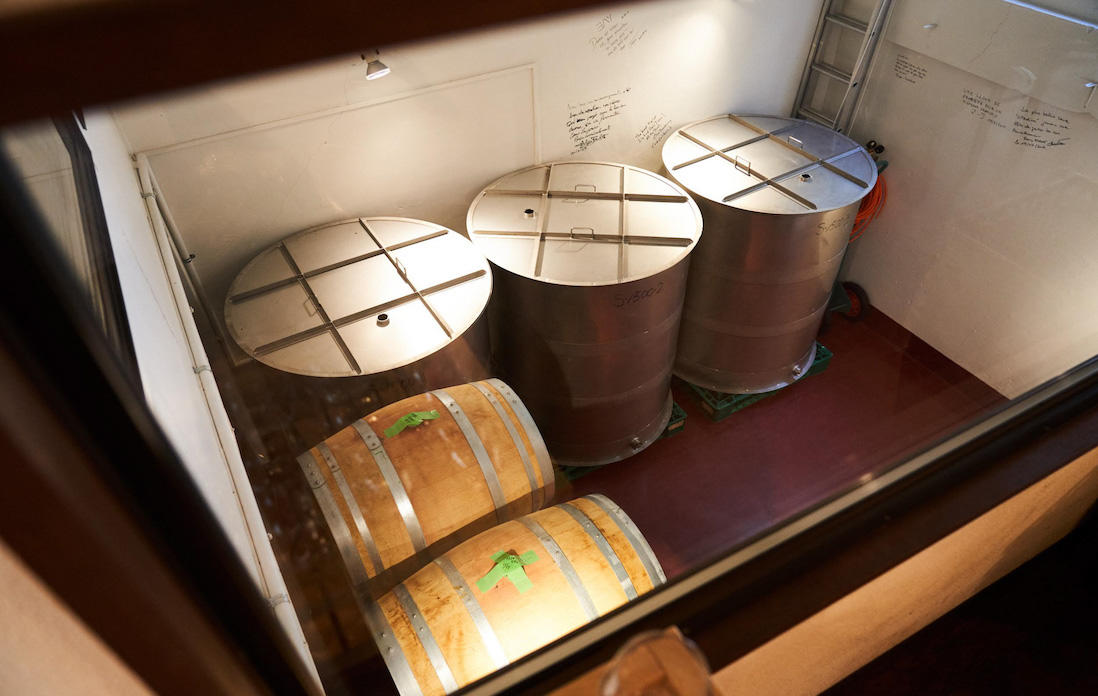 吹き抜けから見えるワイン樽