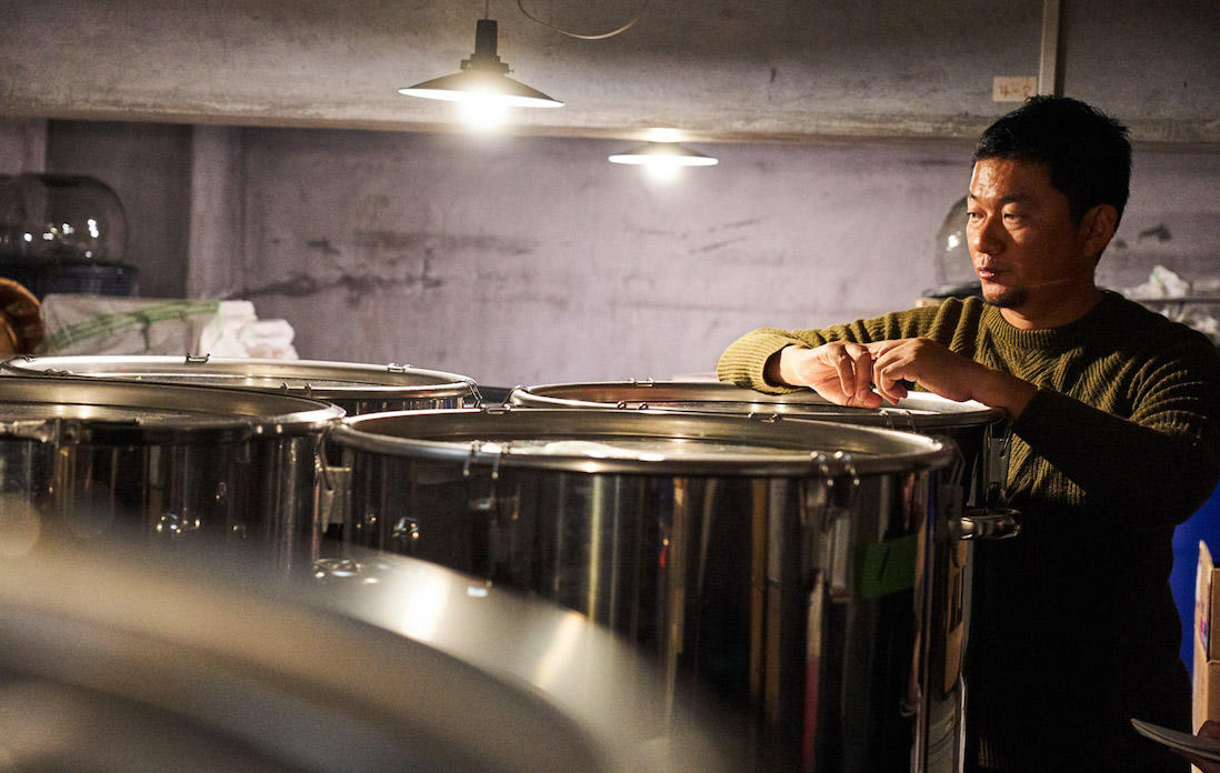 藤丸さんとステンレスのワイン樽