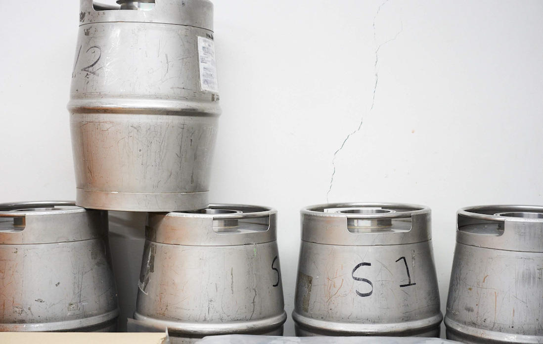 たくさんのステンレス樽