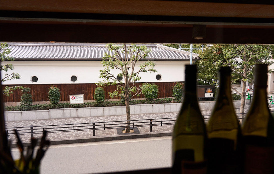 醸造所の窓から見える風景