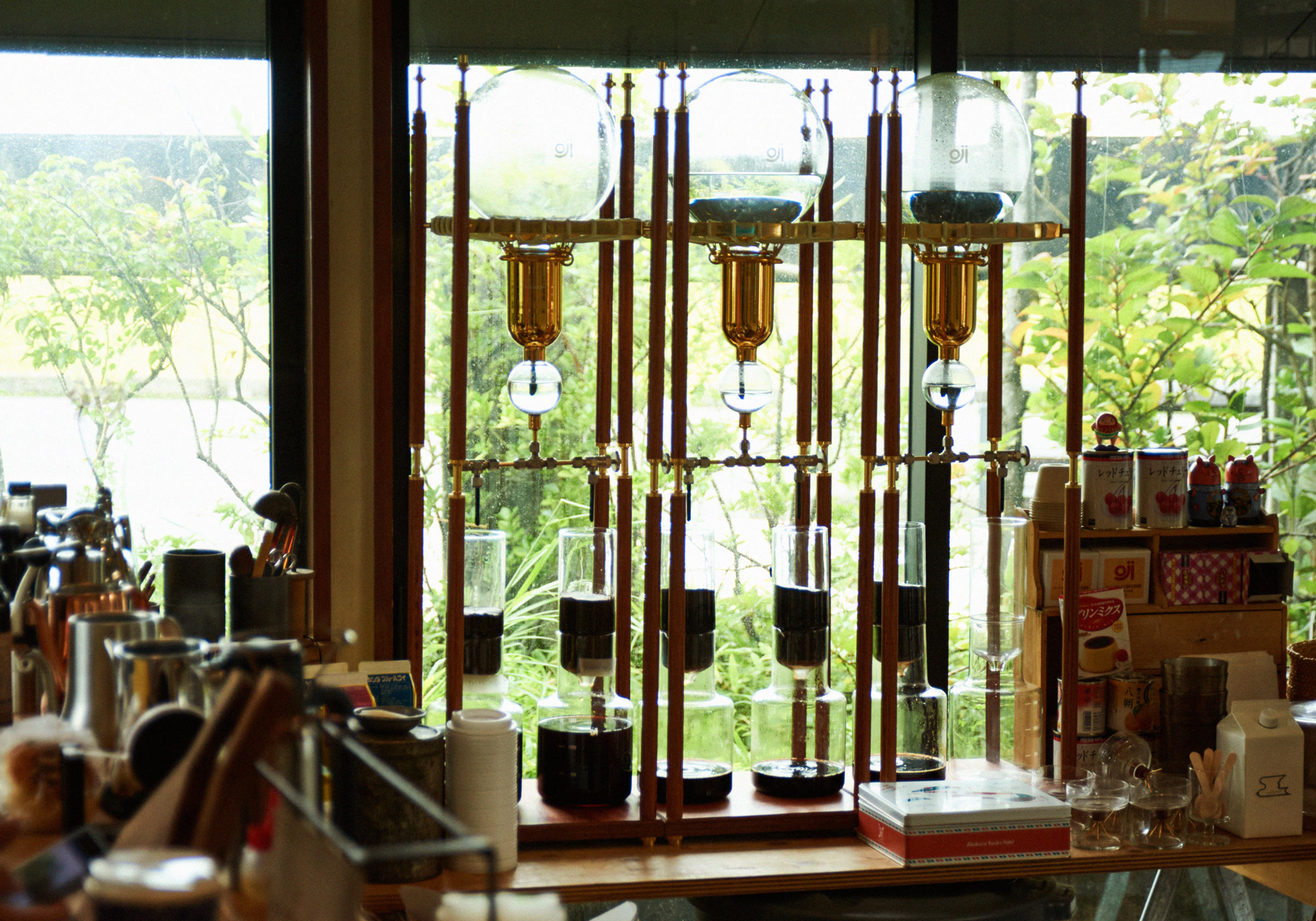 ツバメコーヒーの店内、ウォータードリッパー。