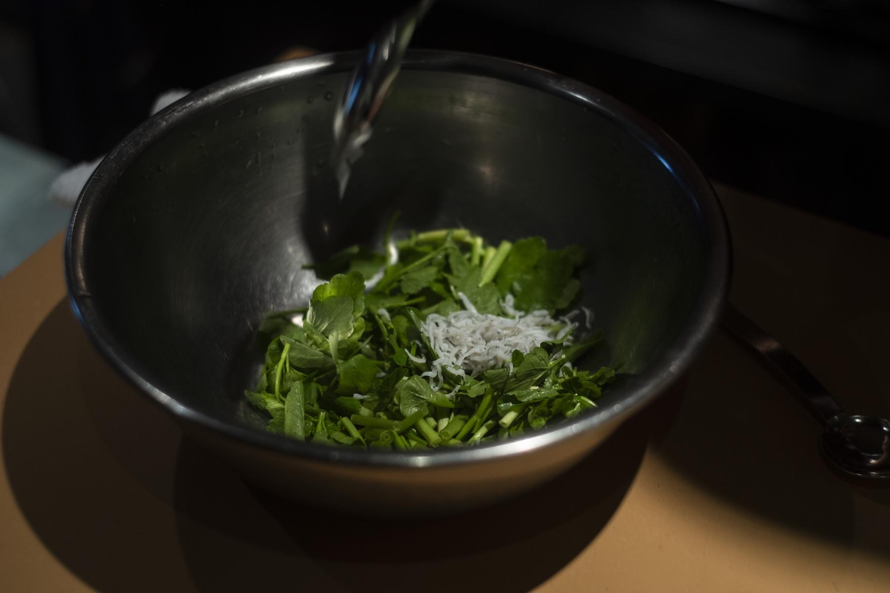 ボウルに材料を入れる