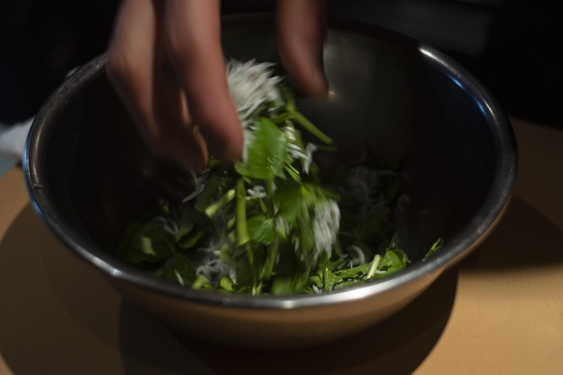 芹の葉が傷つかないよう、やさしく和える