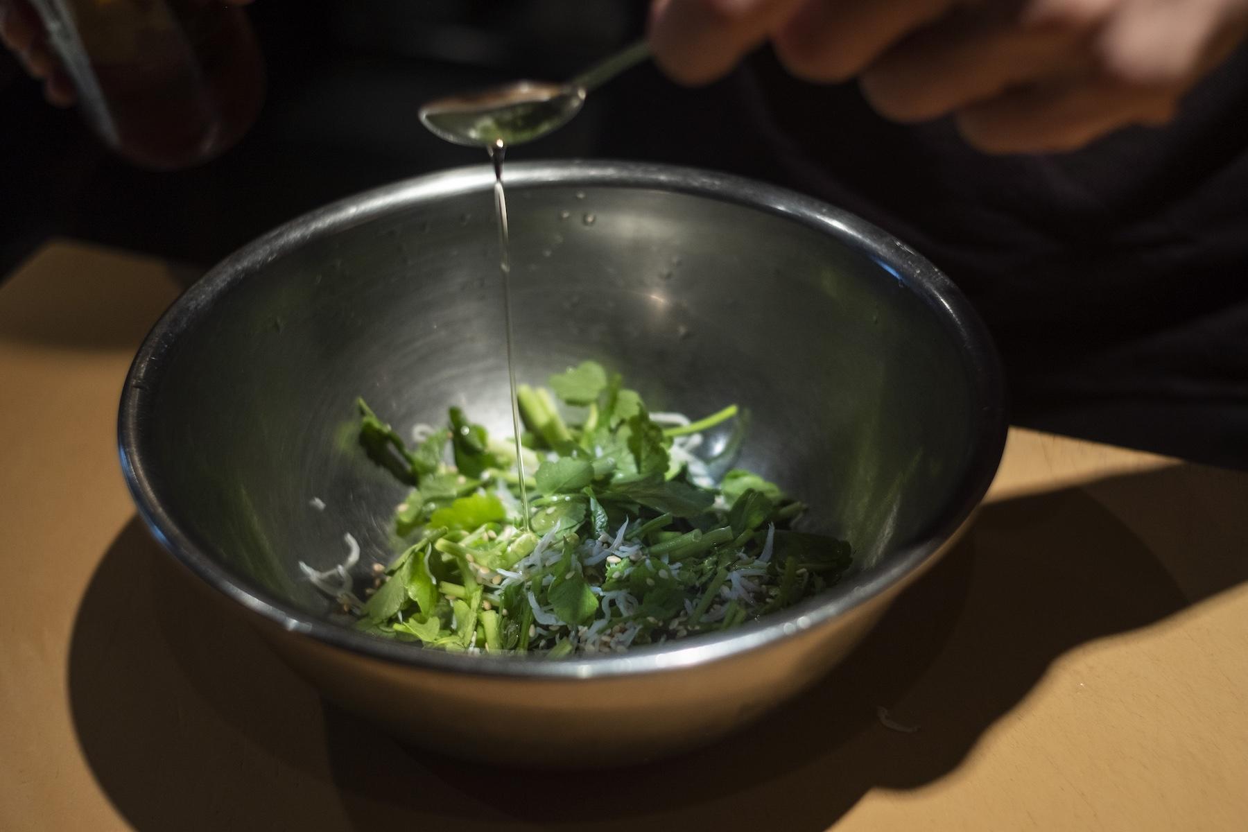 胡麻油を入れる