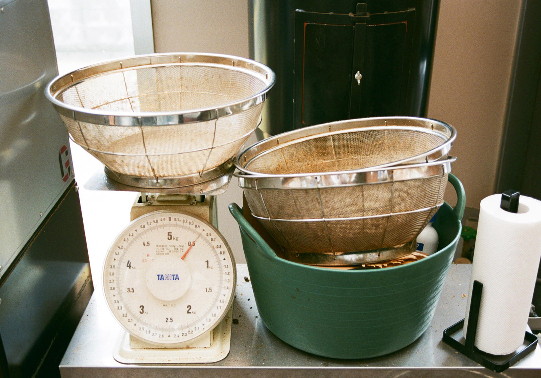 ツバメが空を飛びまわるように、田中さんは徳島、神戸をめぐって、そして自分の素である燕に帰ってきて、焙煎をはじめた。