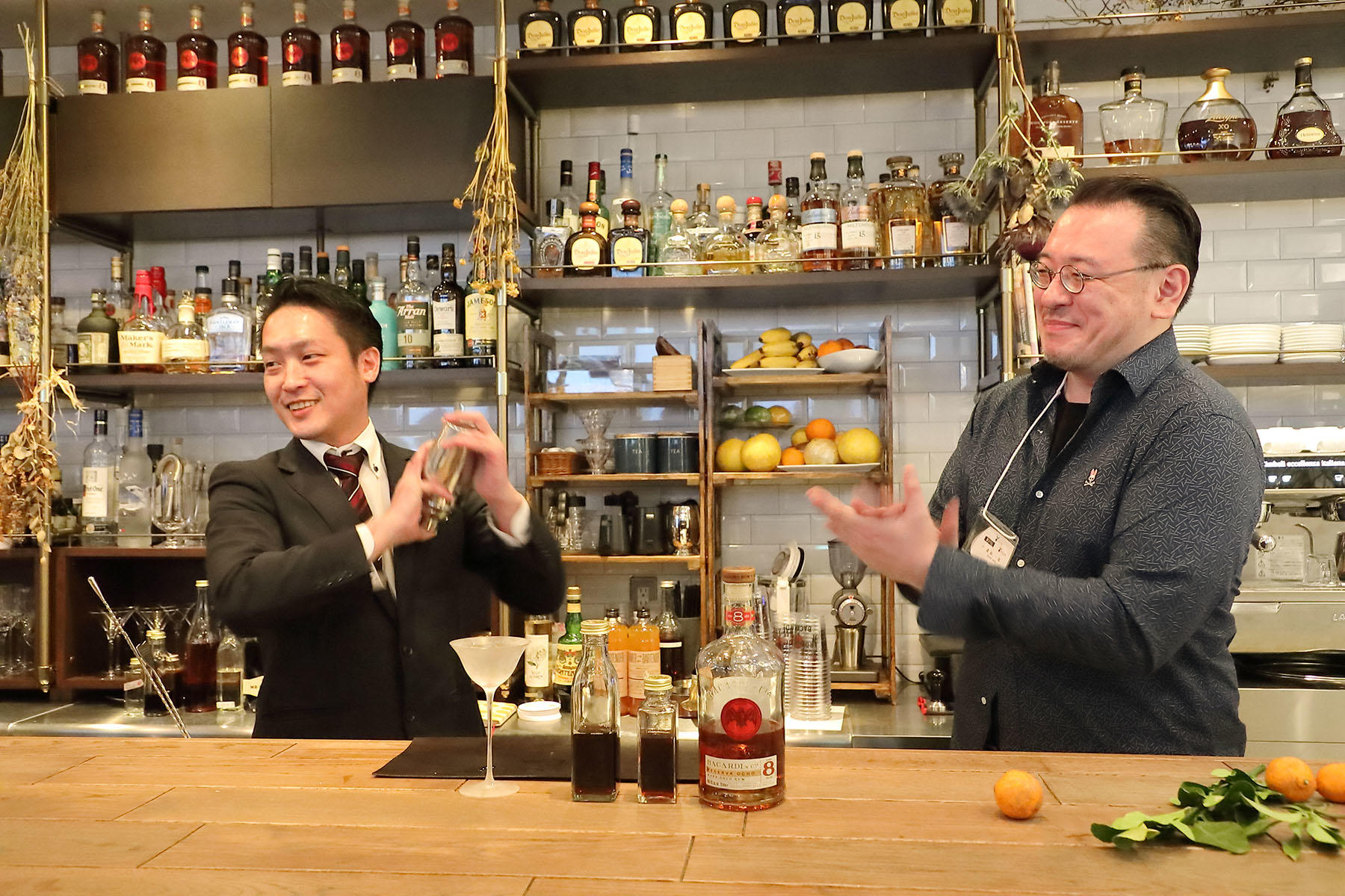 さすがプロ。10種の柑橘の味と香りを吟味すると、即座に手が動く。