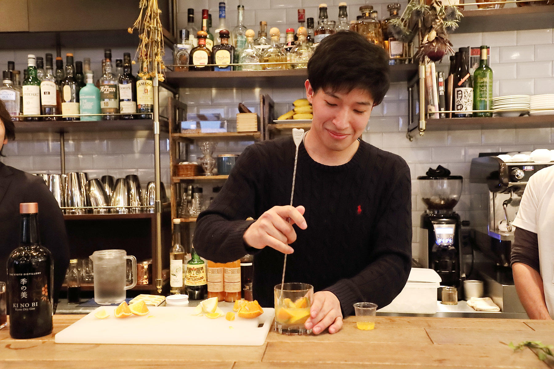 同業者に見られながらのカクテルづくり。冷やかしの声に苦笑いする人も。