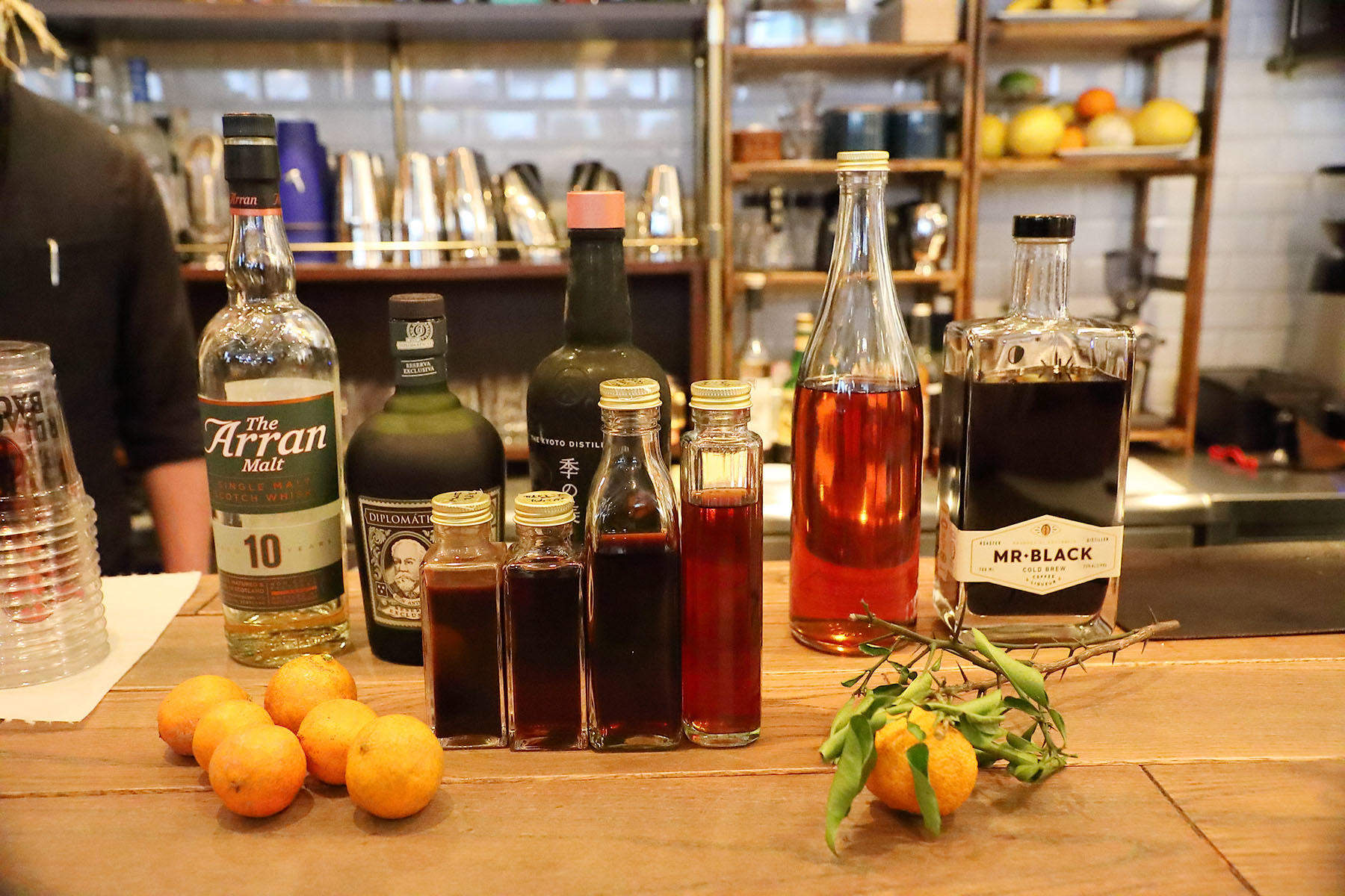 加藤さんが持参したオリジナルのコーヒーシロップ。新しい素材がバーテンダー魂を刺激する。