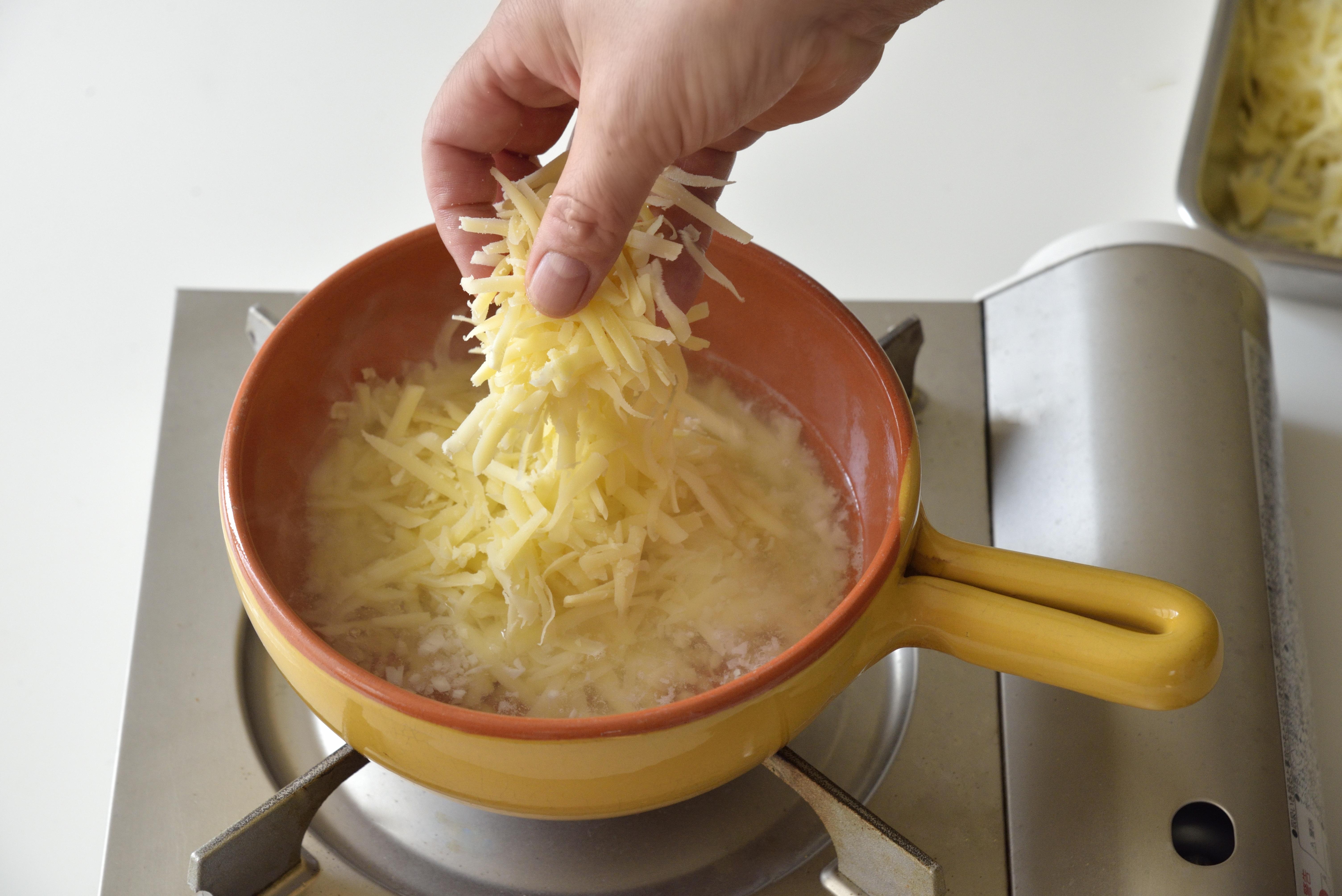 温めたワインとチーズ