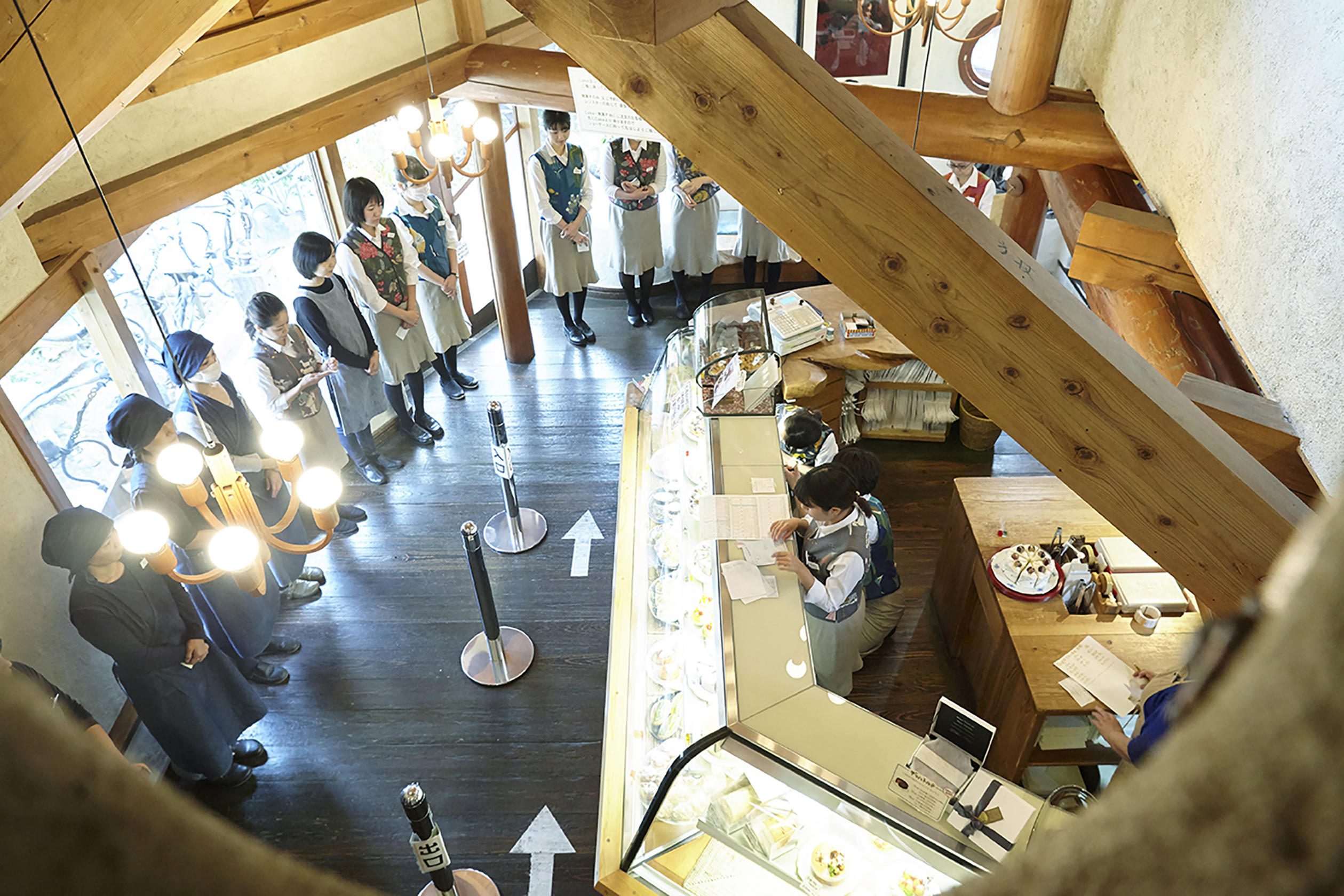 販売商品の共有など、営業前のミーティングは欠かさない。