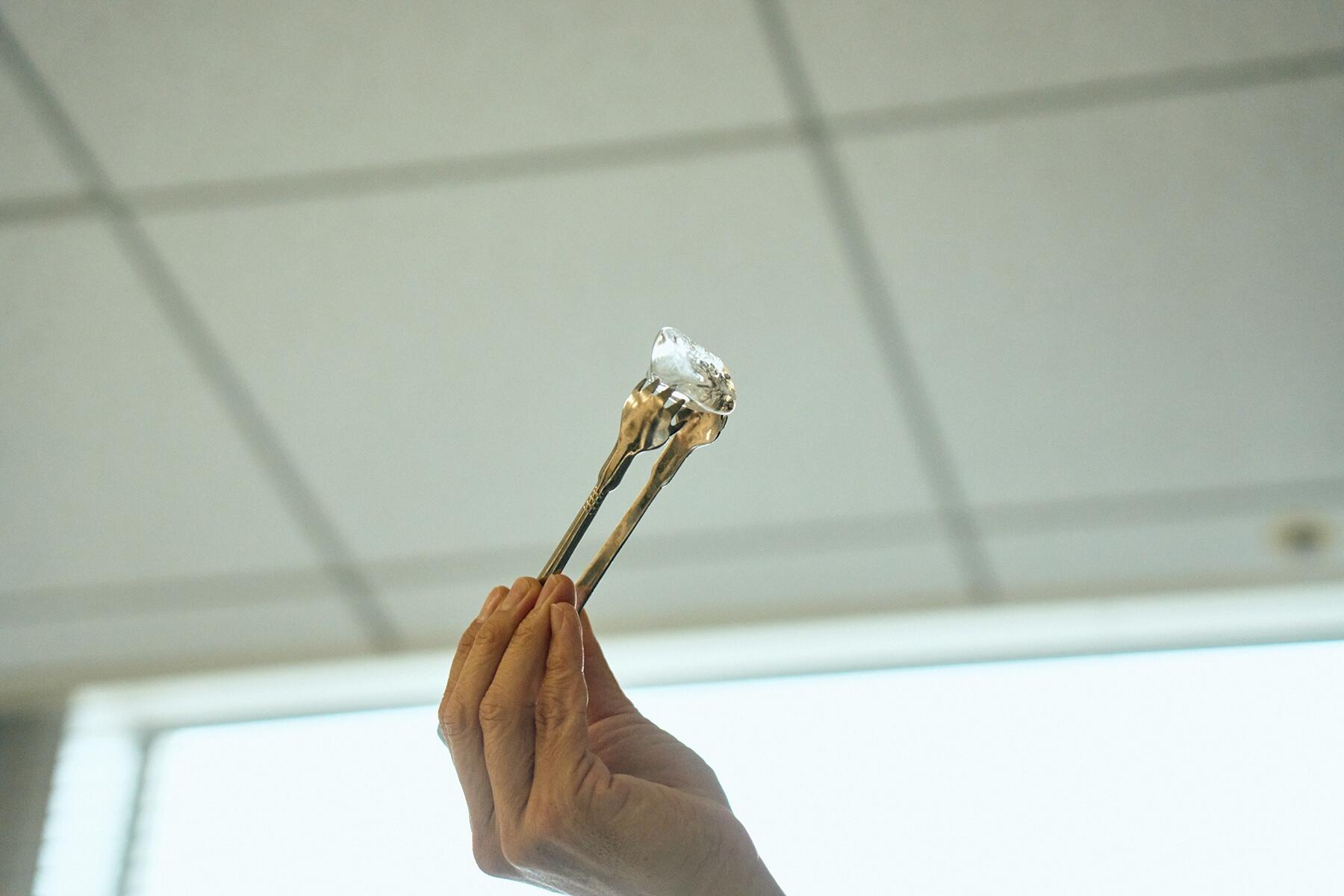 ステアしてグラスを冷やし、ロックアイスの角をこすり合わせて丸みをつくる。これで溶けにくい氷になる。