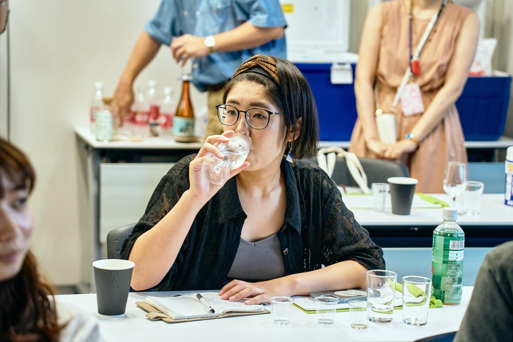 試飲するメンバー