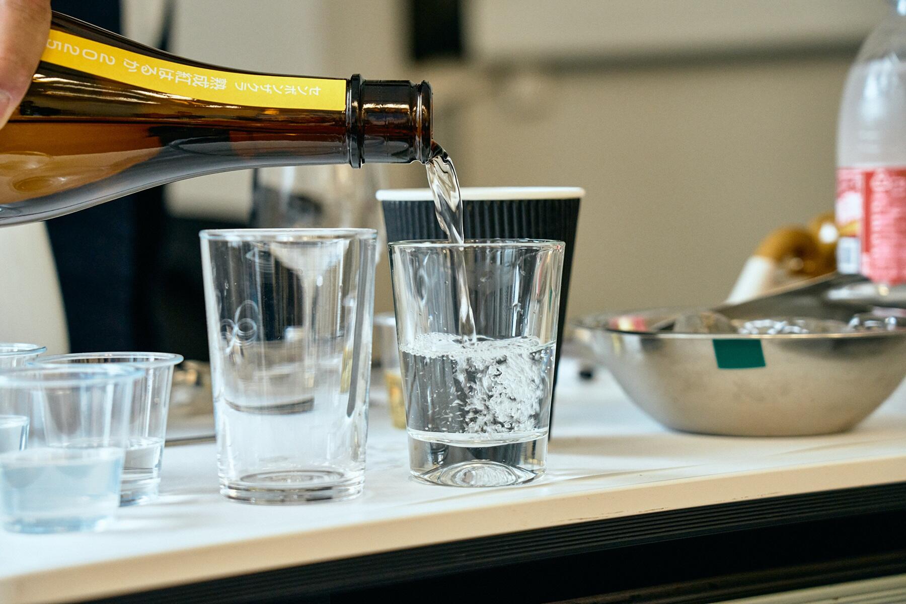 温めたグラスに焼酎を注ぐ