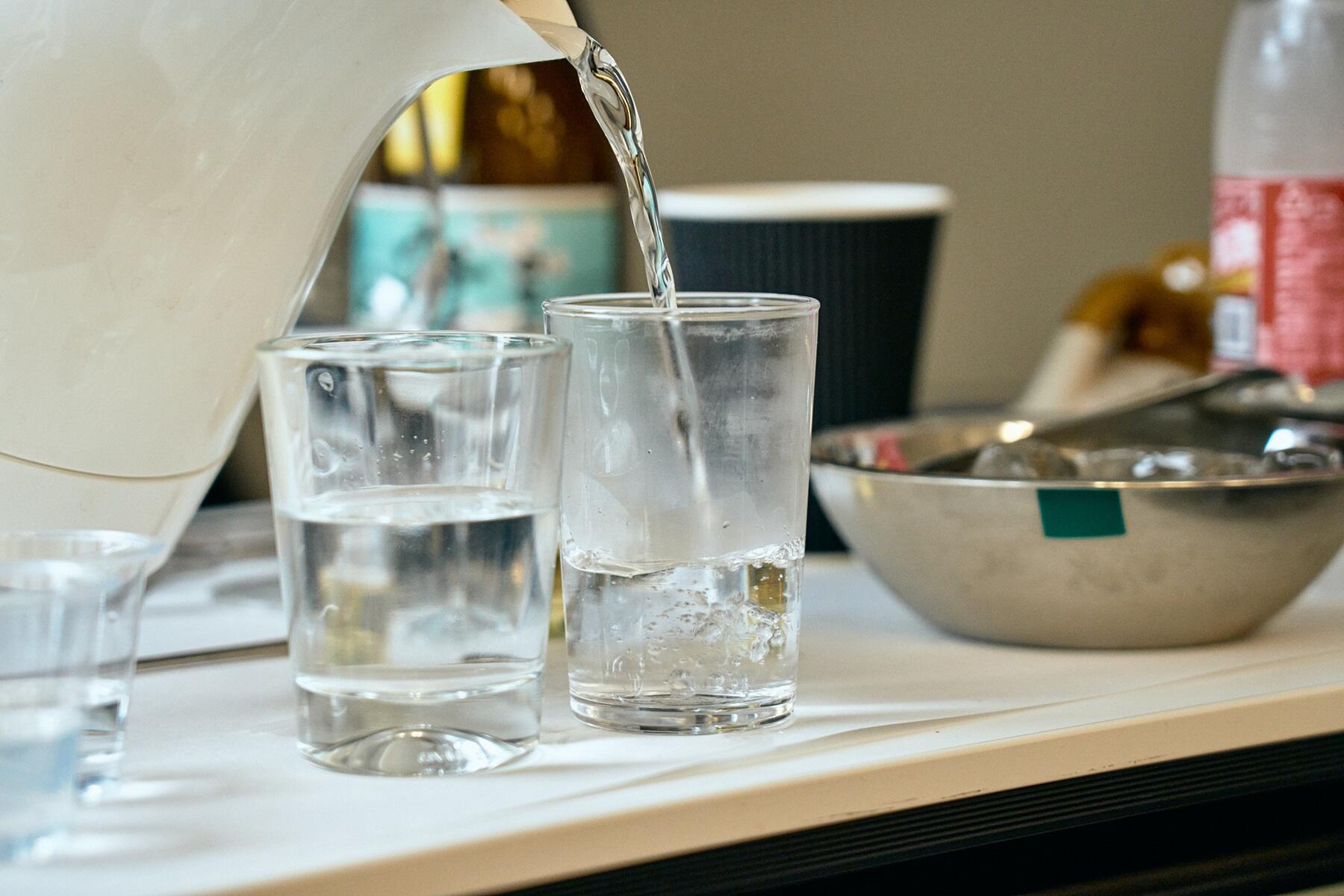 もう1個のグラスに湯を注ぐ