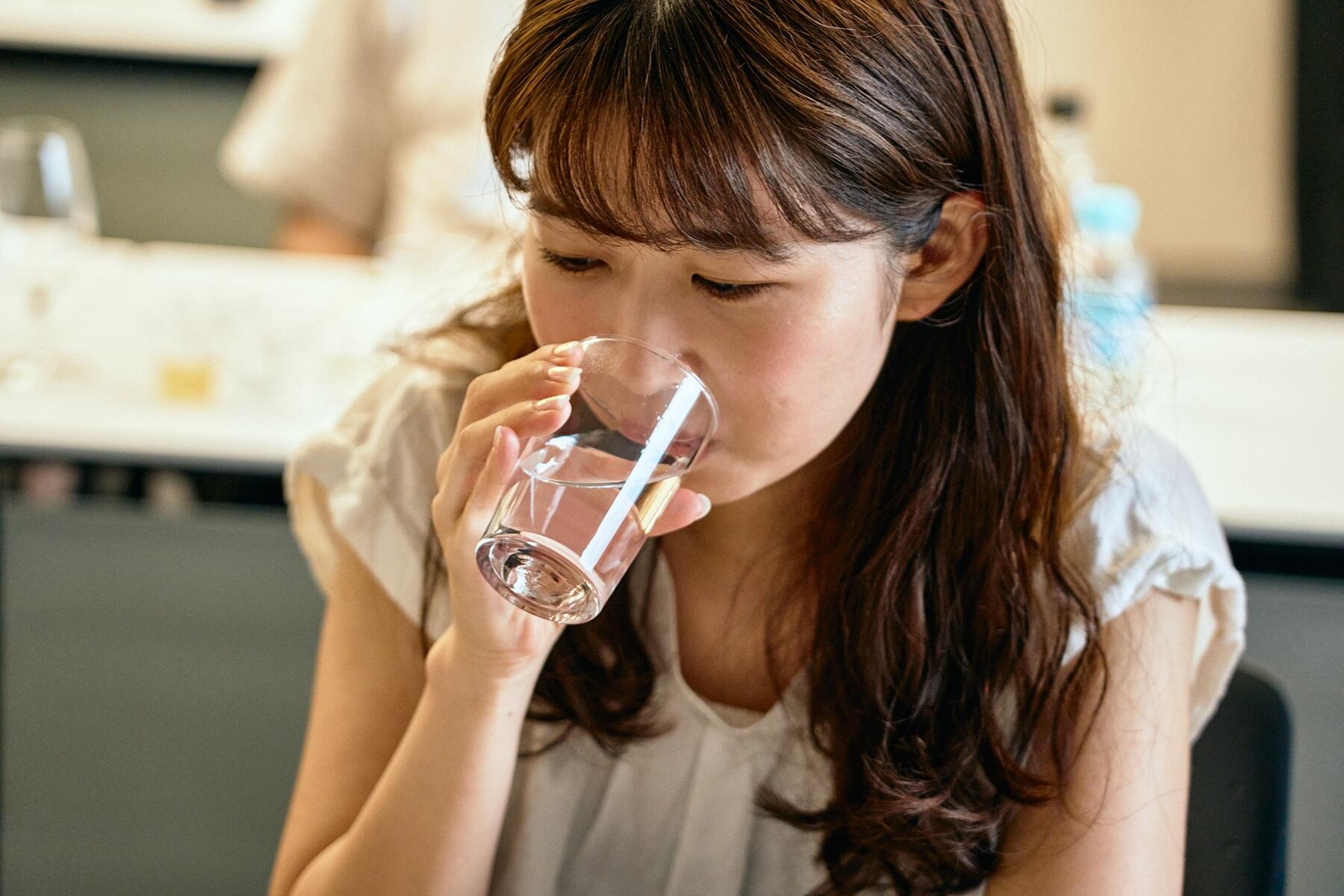 試飲するメンバー