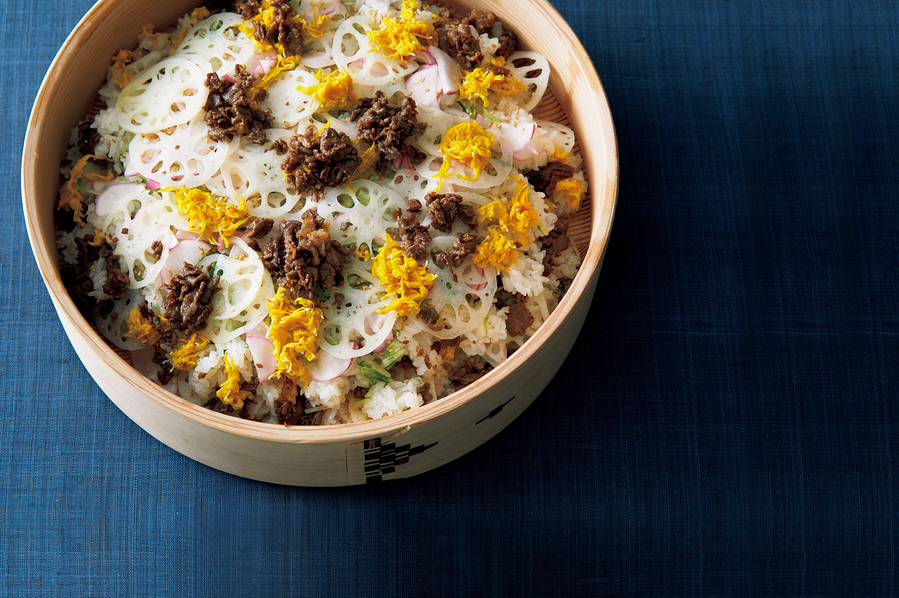 甘辛さが後を引く“牛しぐれ煮とれんこんのちらし寿司”