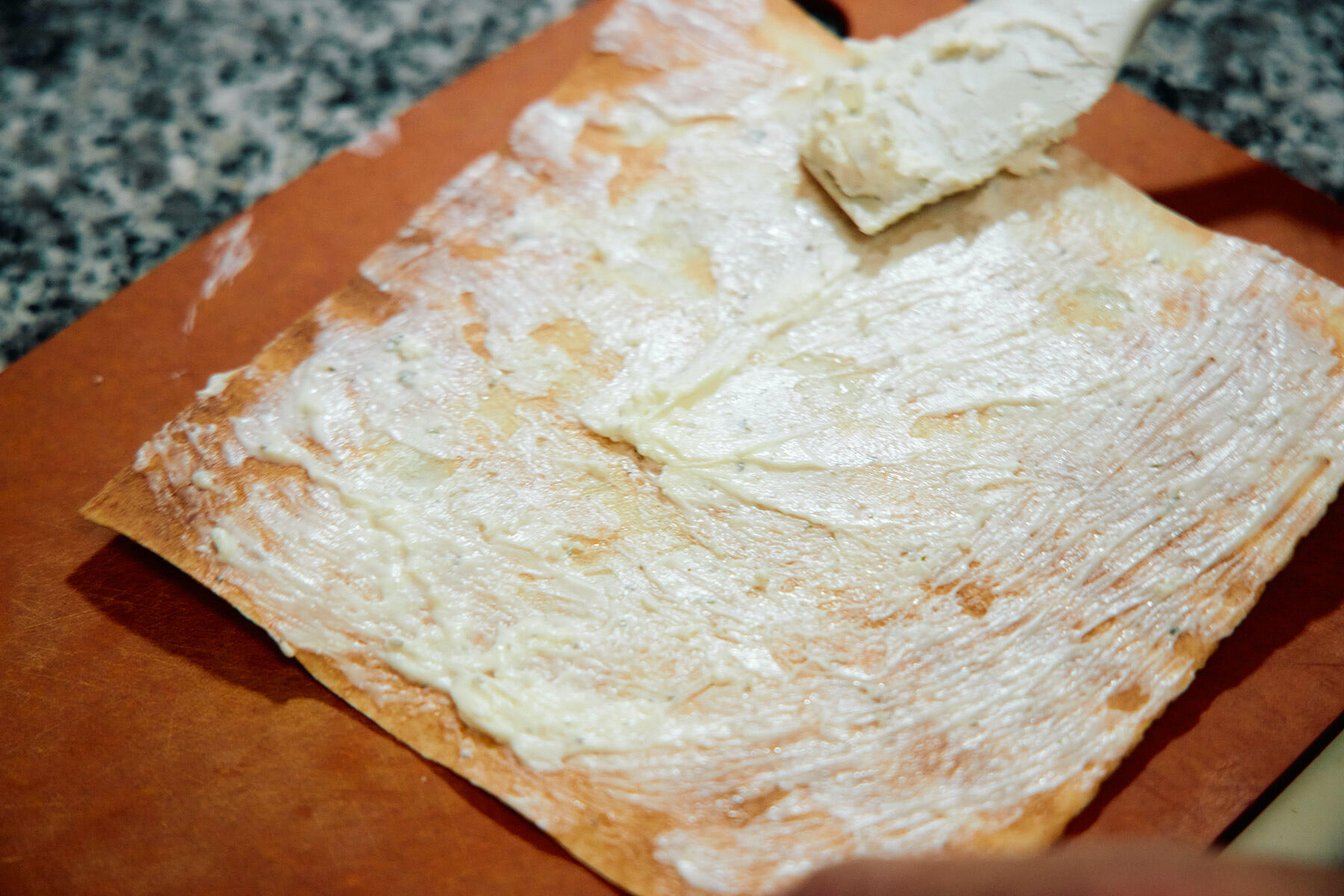 春巻きの皮にブルサンを塗る