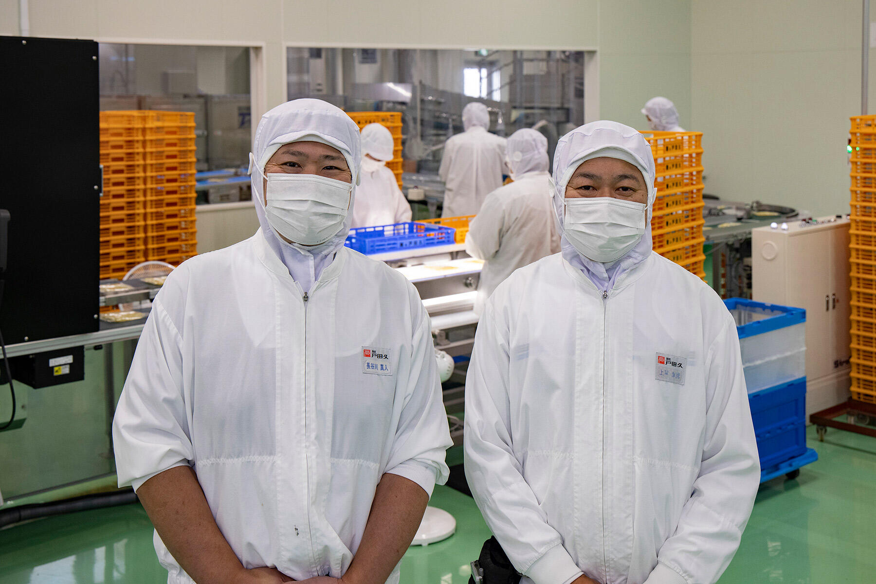 右が戸田久の製麺工場一筋32年の製造部長・上平(かみたい)幸彦さん、左が同じく製麺14年の長谷川真人さん