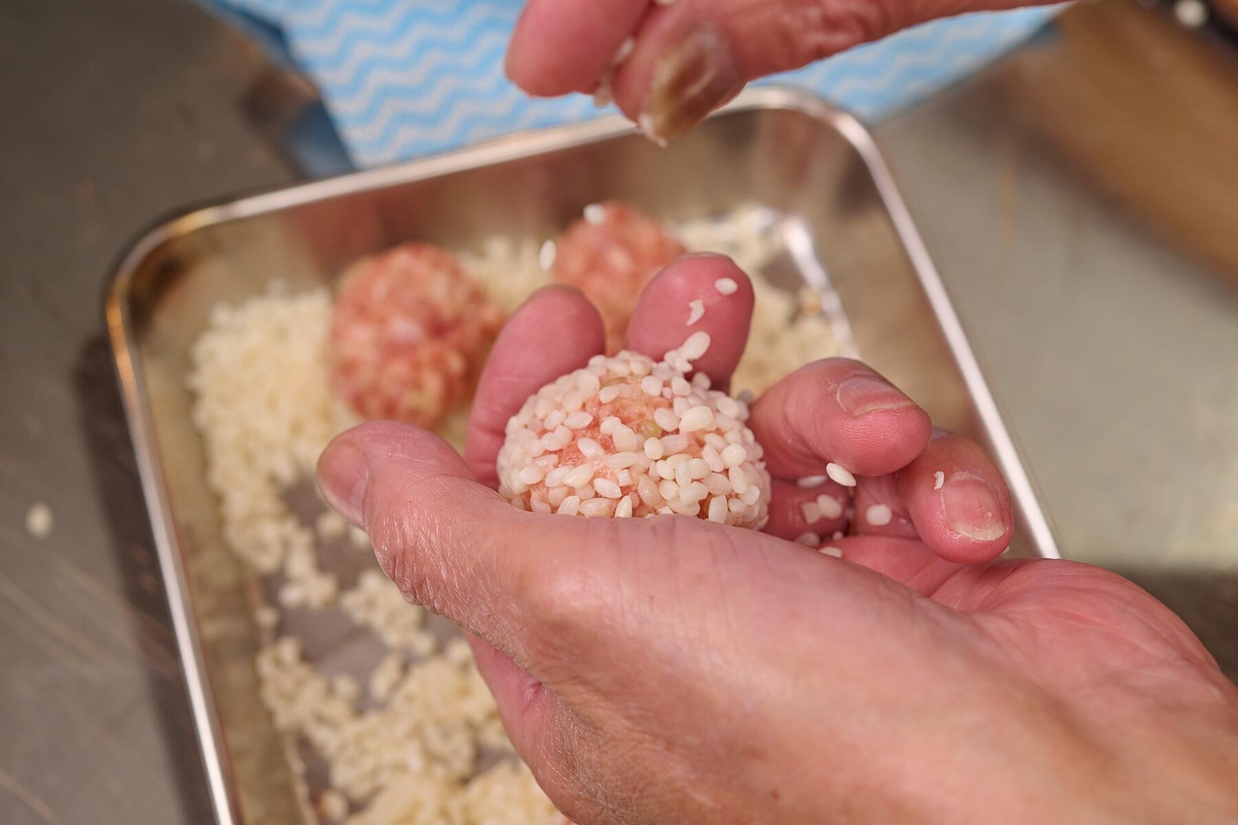 肉団子にもち米をまぶす