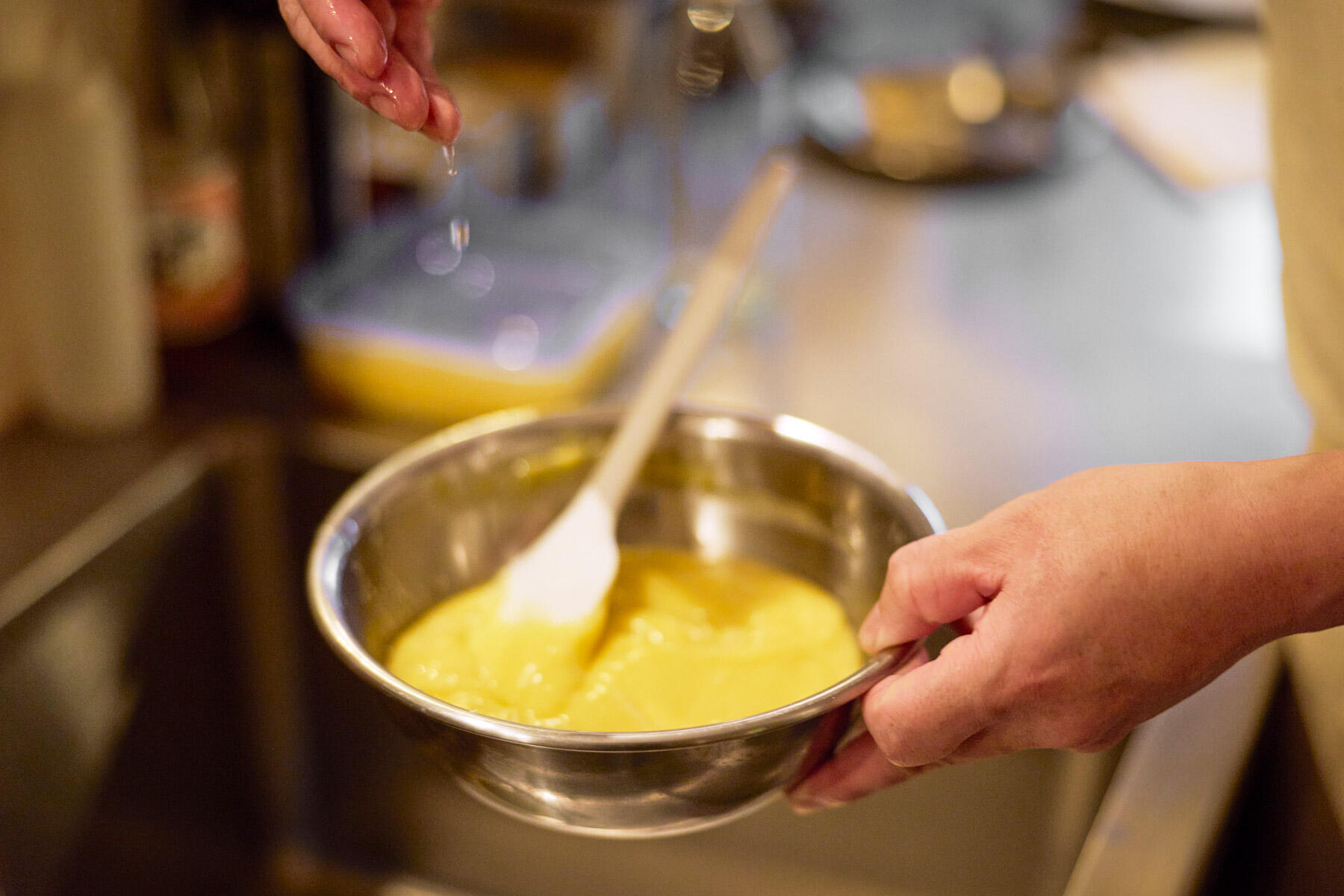 仕上げに水を加えて乳化させる