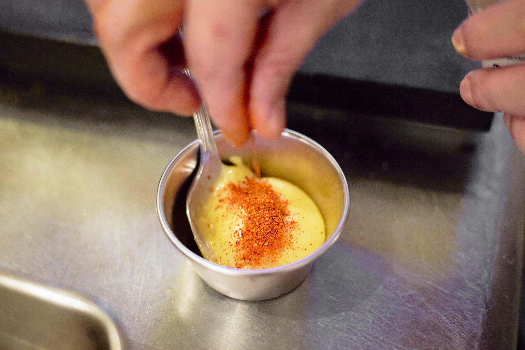 ピマンデスペレットを入れて混ぜたらソースは完成。