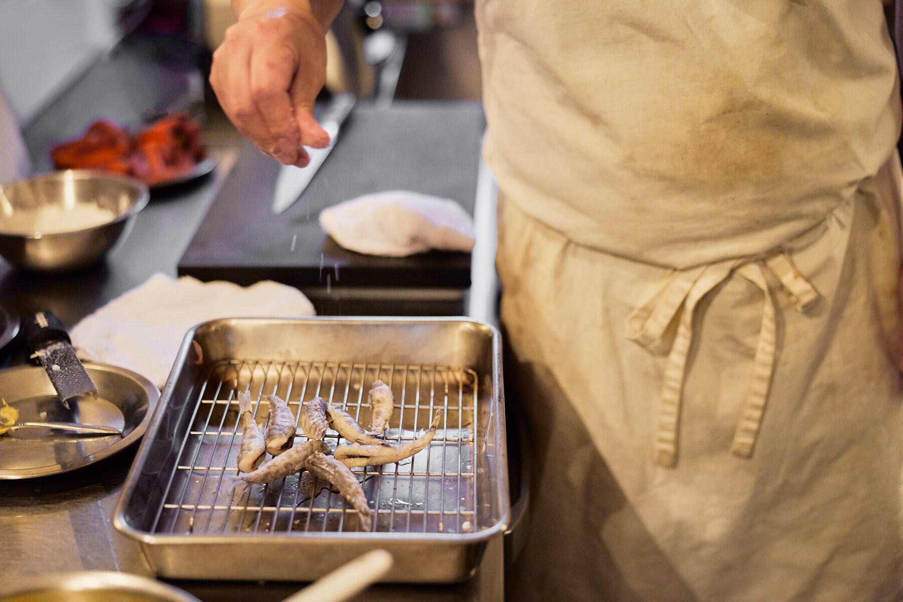 網を敷いたバットで油をきり、塩をまぶして器に盛る。