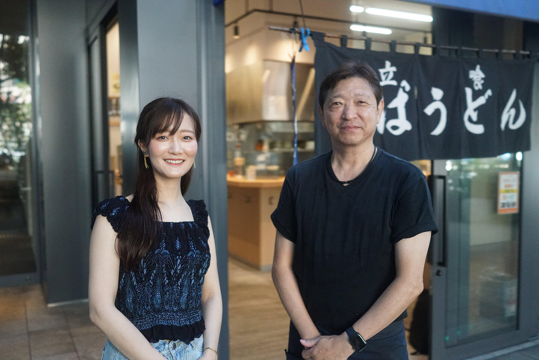 「豊しま」山﨑社長(右)と、dancyu食いしん坊倶楽部メンバーのMariさん。