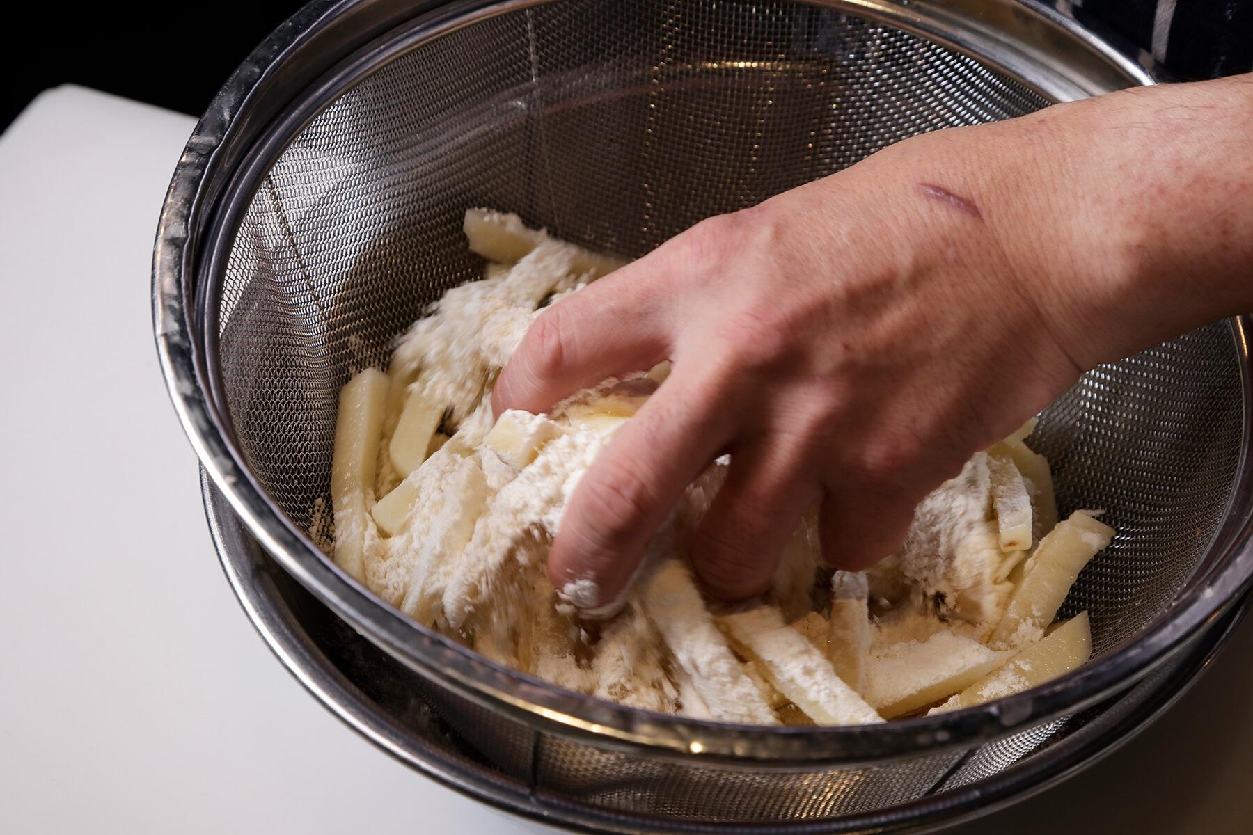 粉をふり、全体に纏わせる