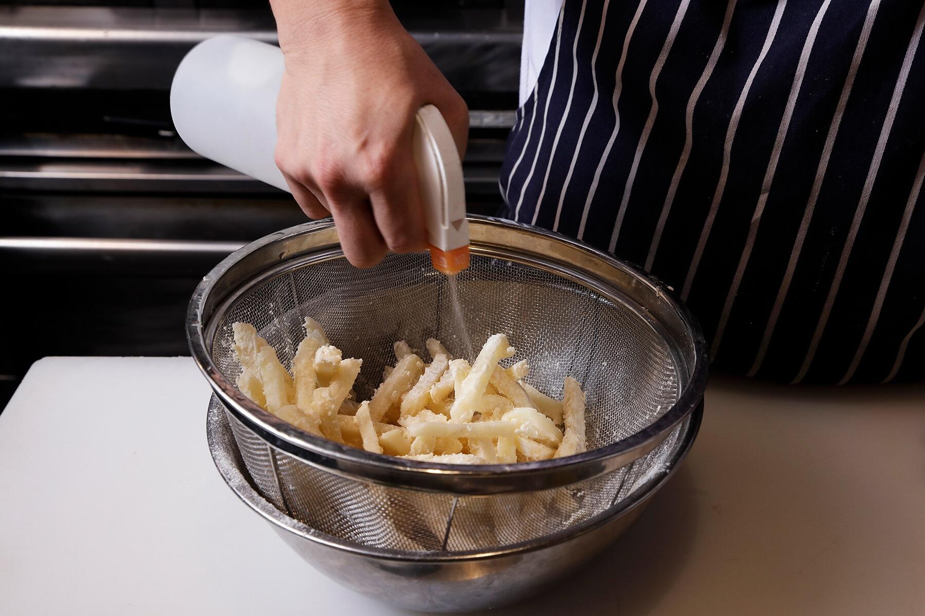 霧吹きして粉を重ねづけする