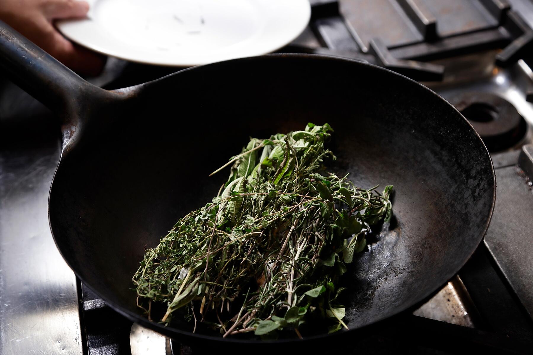 にんにく、ハーブ、じゃがいもの順に入れる