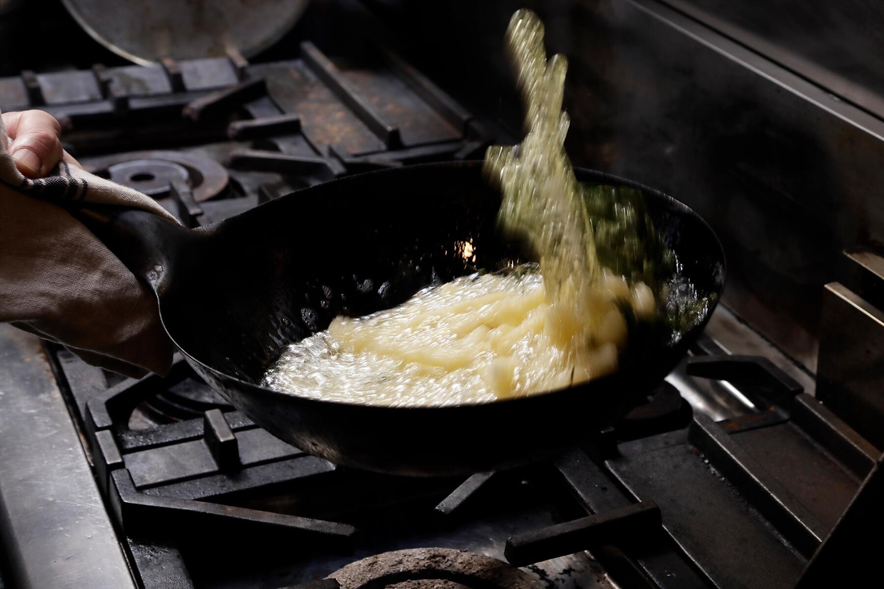まずは強火！油で半身浴