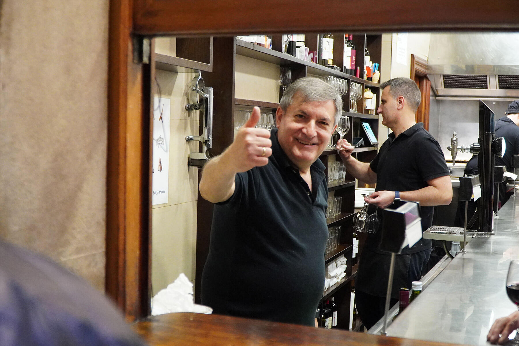 サムズアップの陽気なおじさん