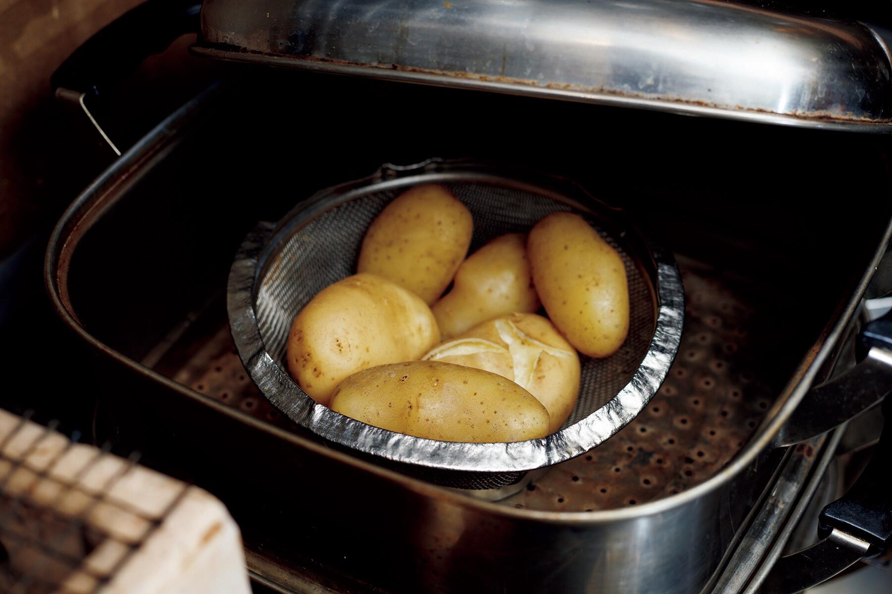 ポテトサラダをつくり、仕上げる