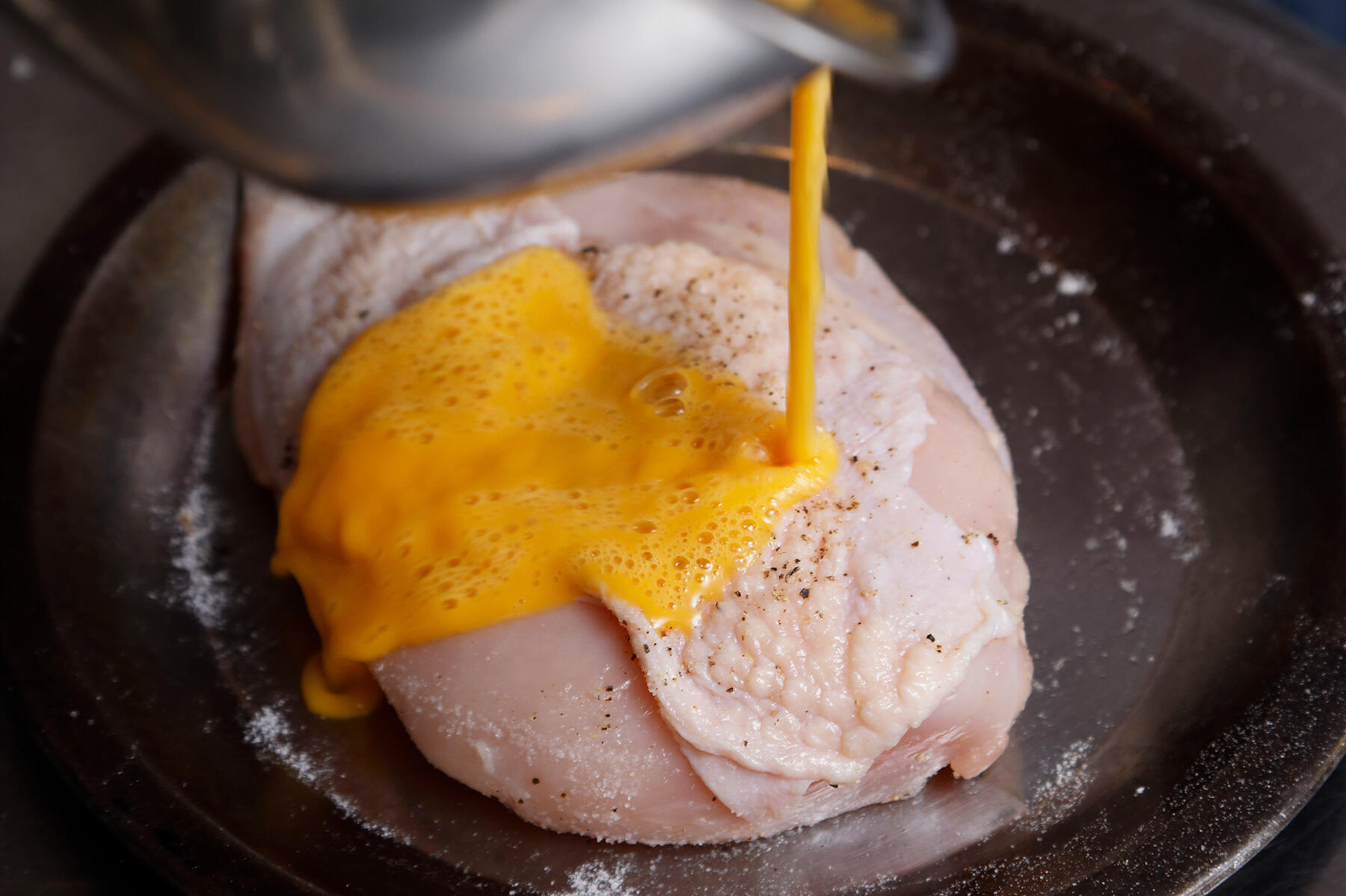 鶏胸肉に卵液をからませる