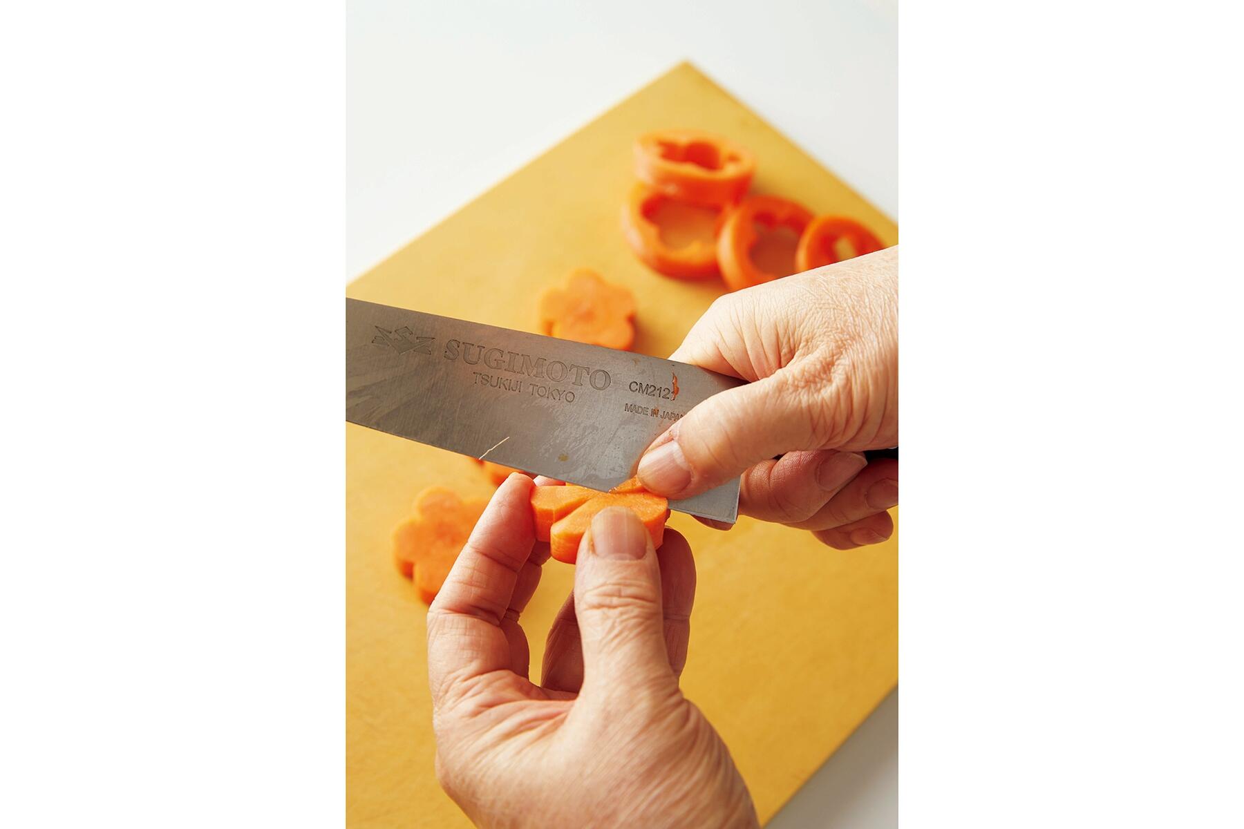 材料を飾り切りする