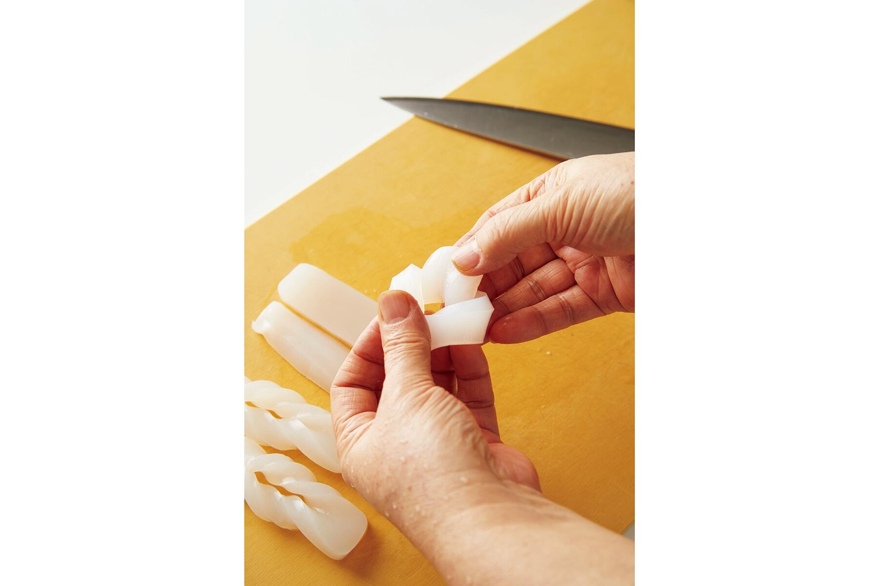 こんにゃくをカットする