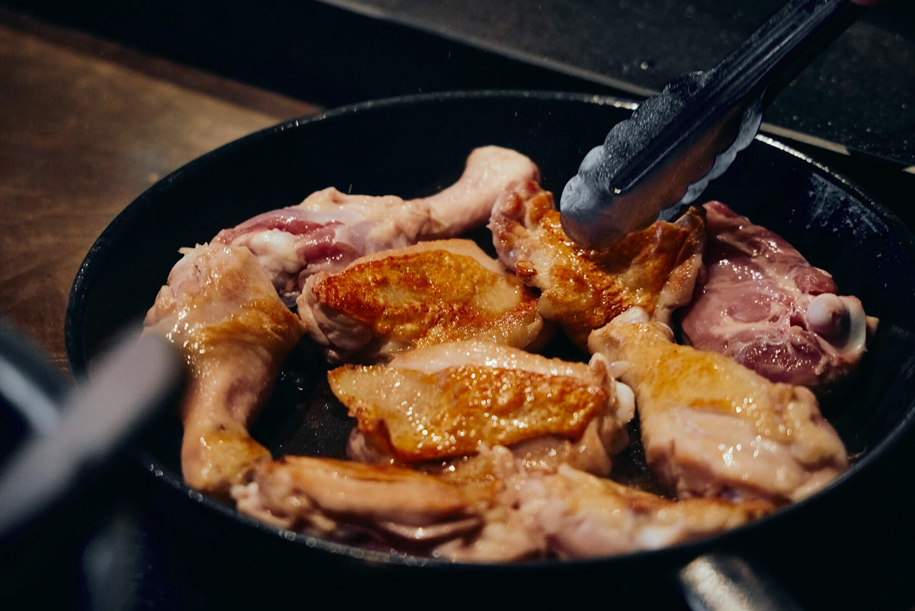 骨付き鶏もも肉を焼く