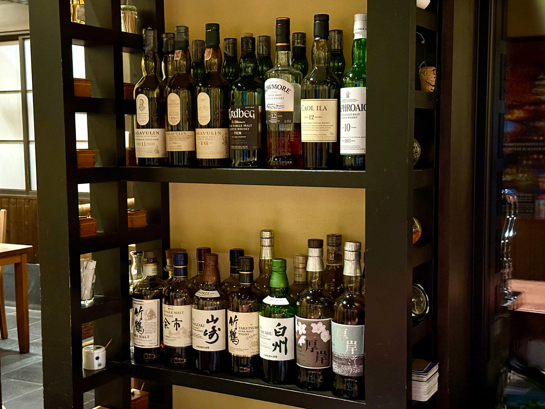 ウイスキーが並ぶ棚