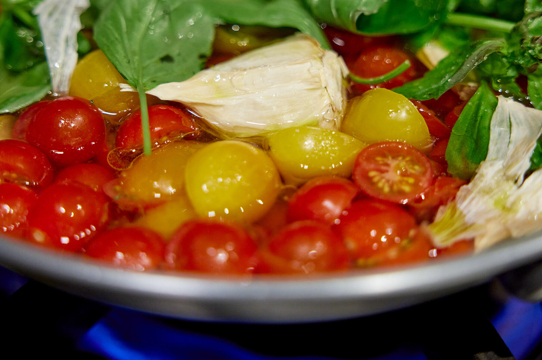 ミニトマト、にんにく(皮ごと)、バジル(茎ごと)をフライパンにいれ、強火にかける