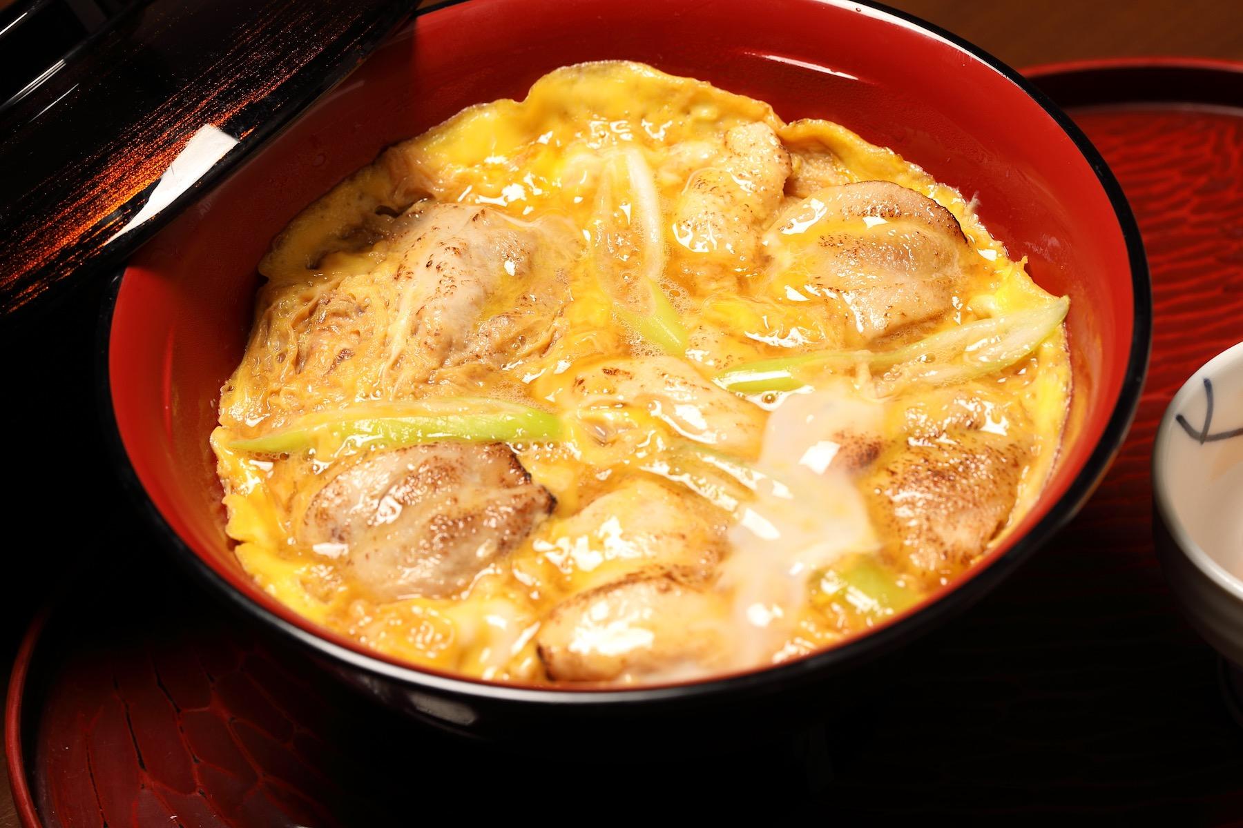 玉ひでの親子丼は、繊細でふくらみのある味わいの「本膳」をはじめ、ほかでは替えのきかない材料でつくられている。
