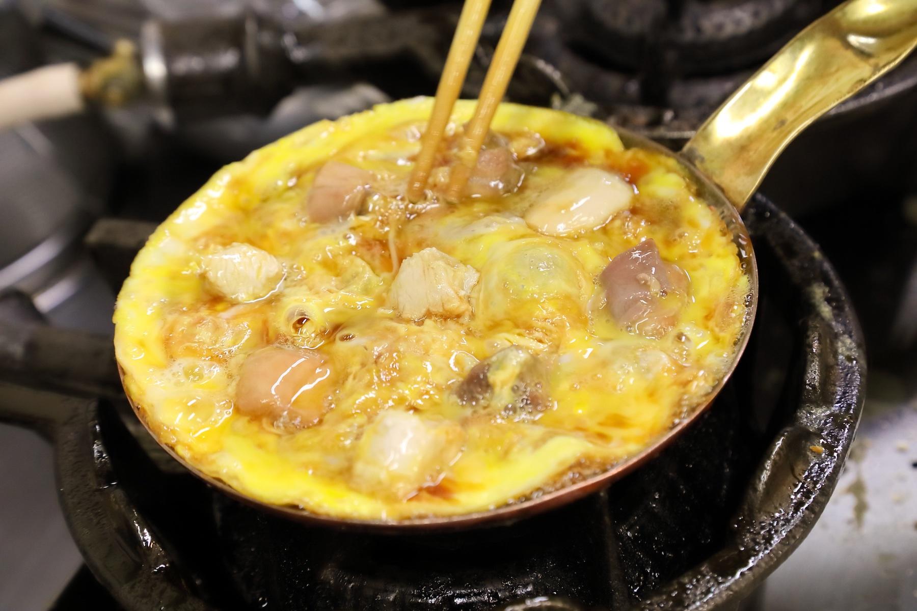 加熱すると“ぷくん”と膨らむ「東京しゃも」の肉。玉ひででは、柔らかい胸肉と、歯ごたえのあるもも肉の両方を使って親子丼をつくる。