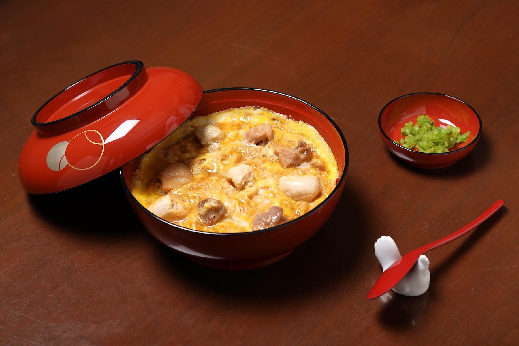 玉ひでの親子丼は東京名物として、海外からの客も増えている。