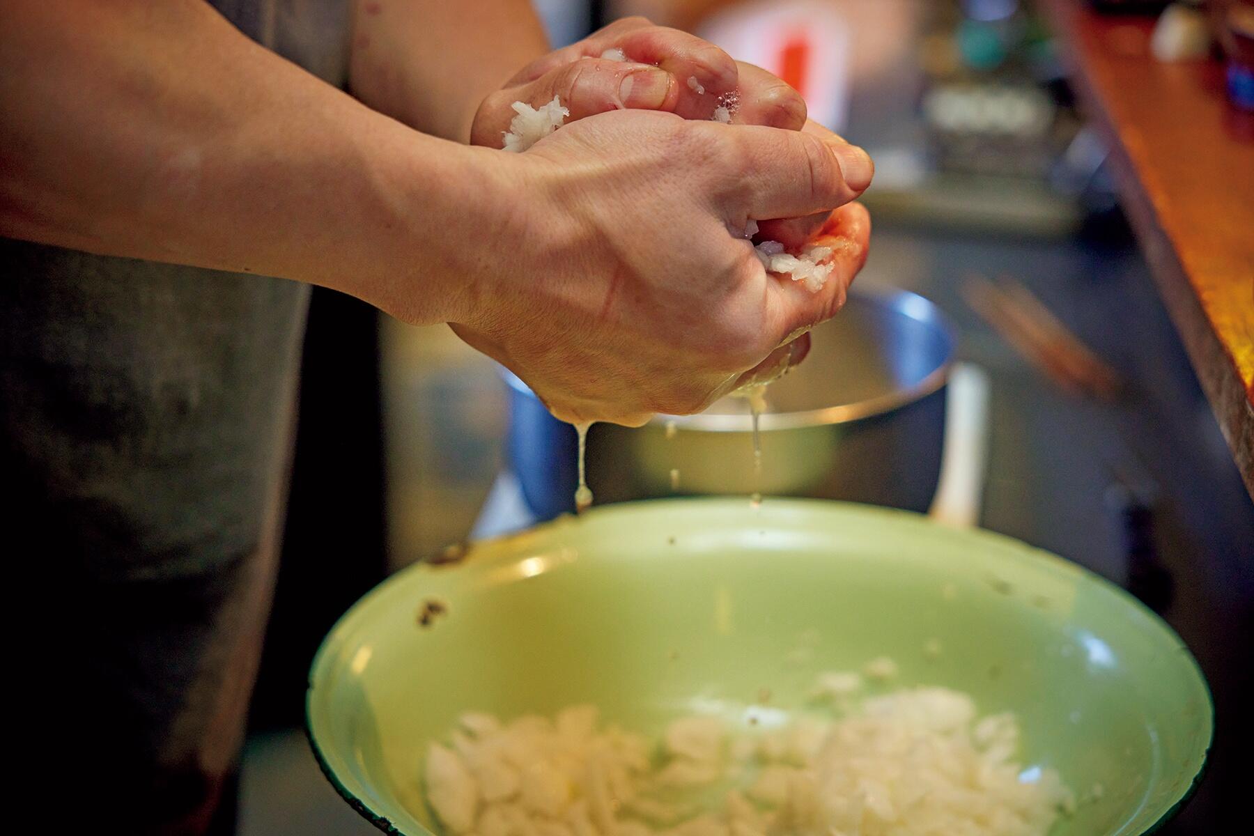 手のひらでギュッと握るようにして絞る