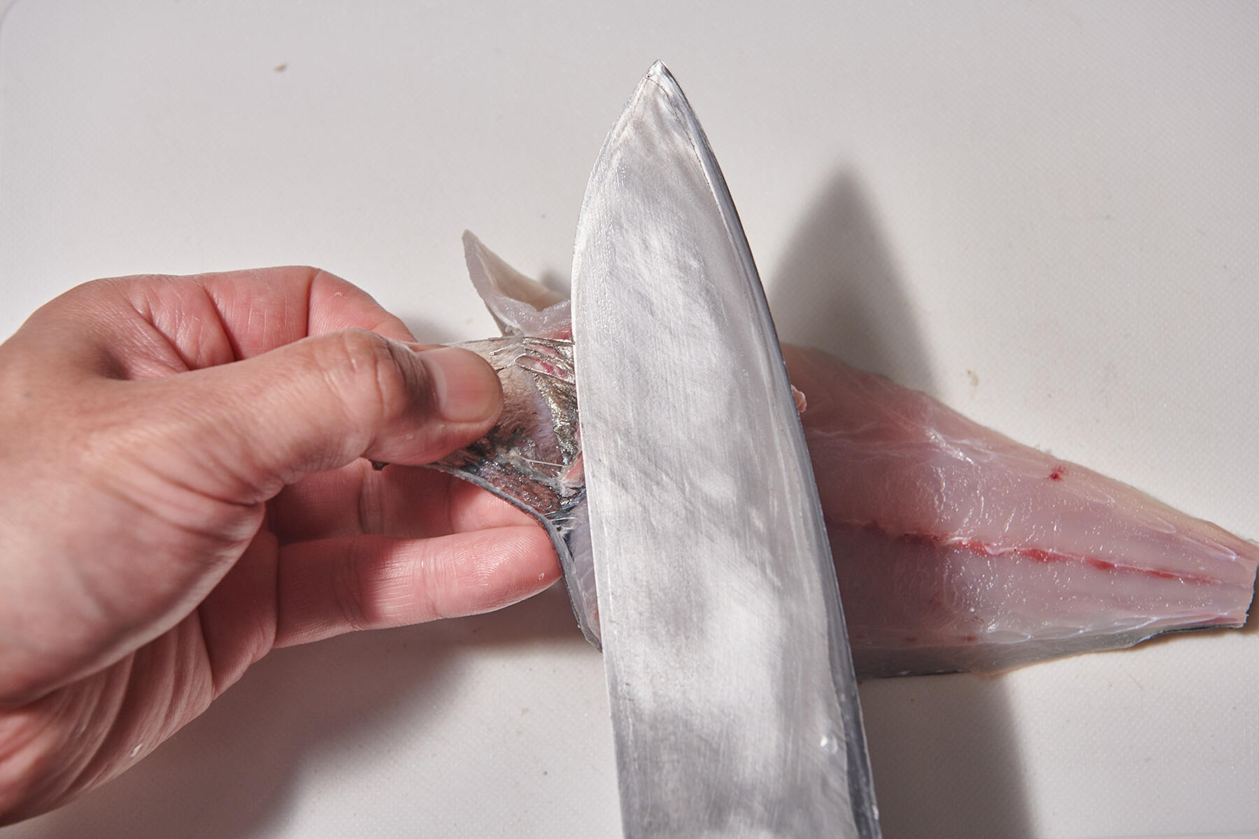 皮と身の間に包丁の背を入れる