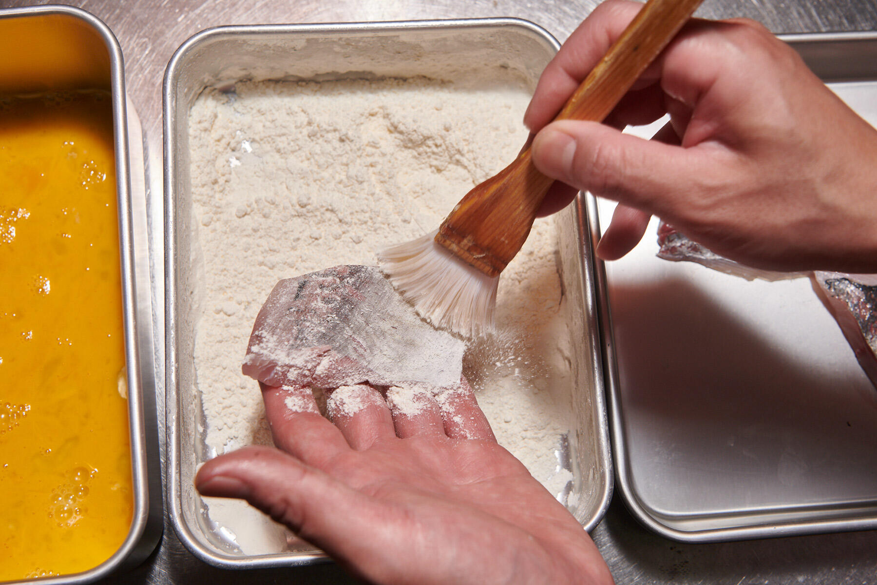 刷毛で丁寧に小麦粉をつける