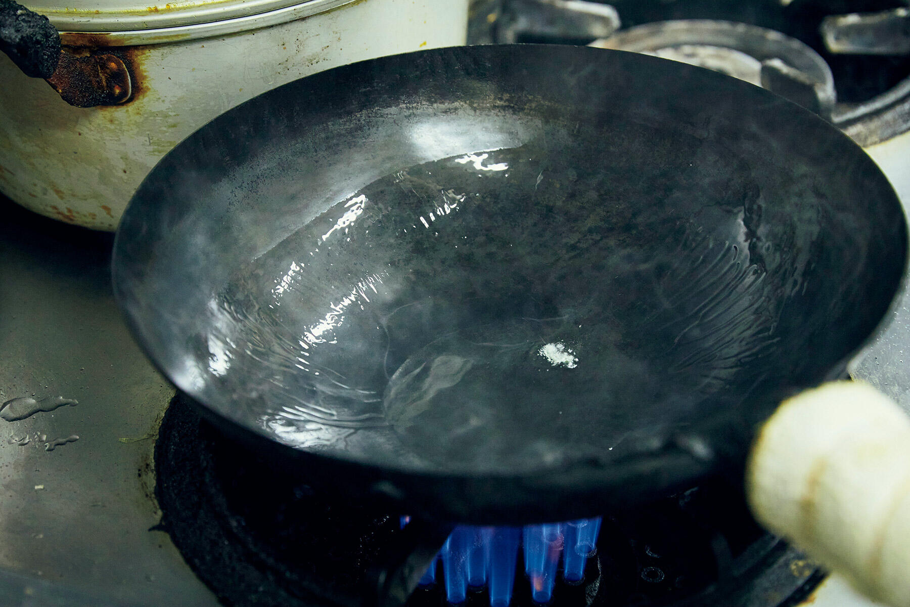 中華鍋に油を入れる