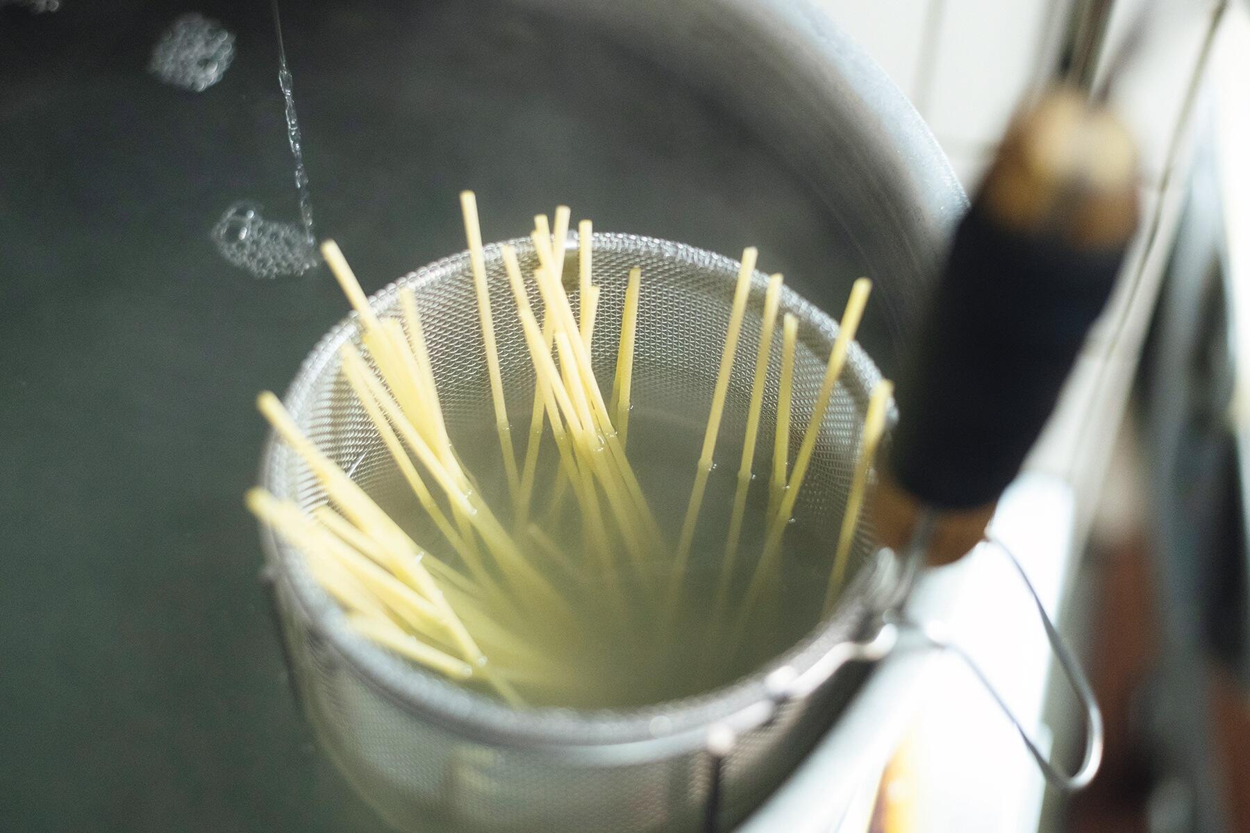 パスタをゆでる