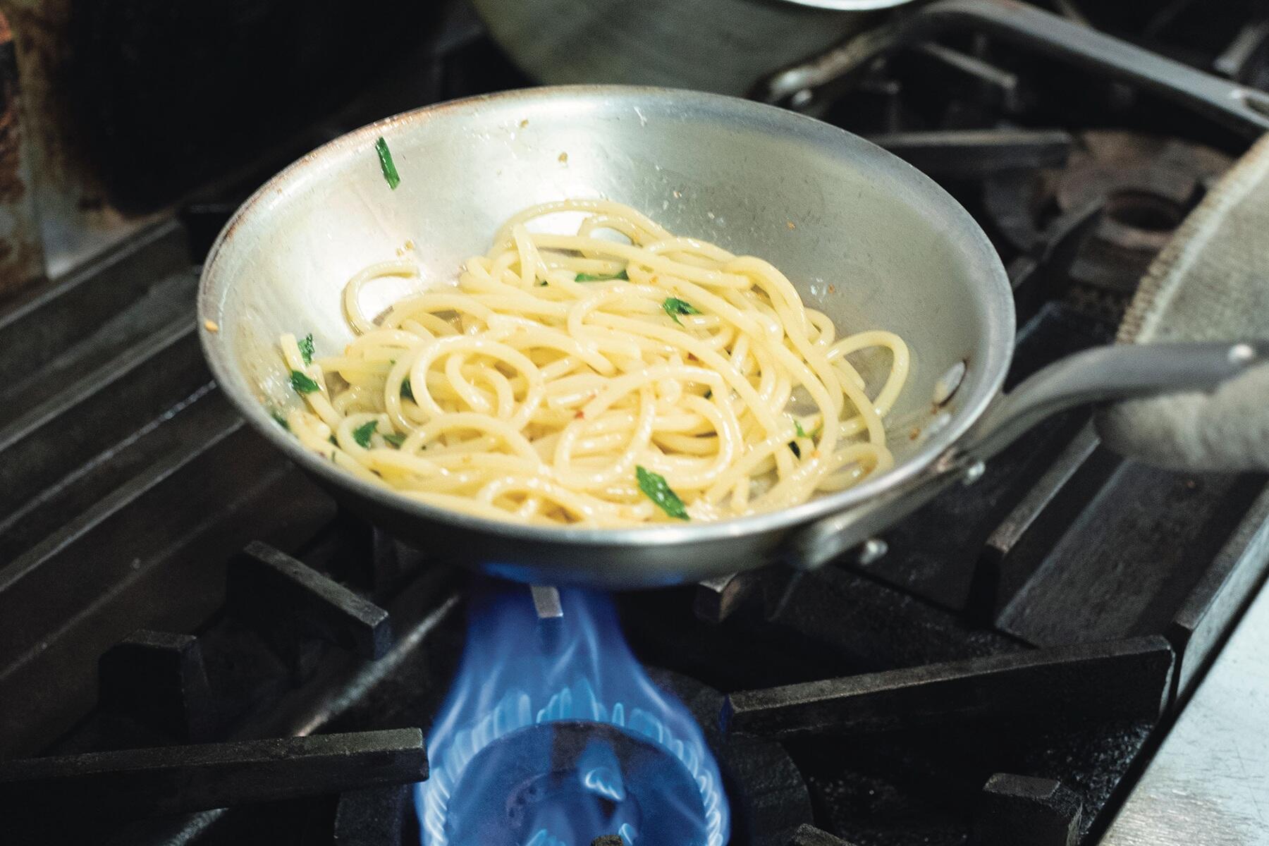 パスタにソースをからめる